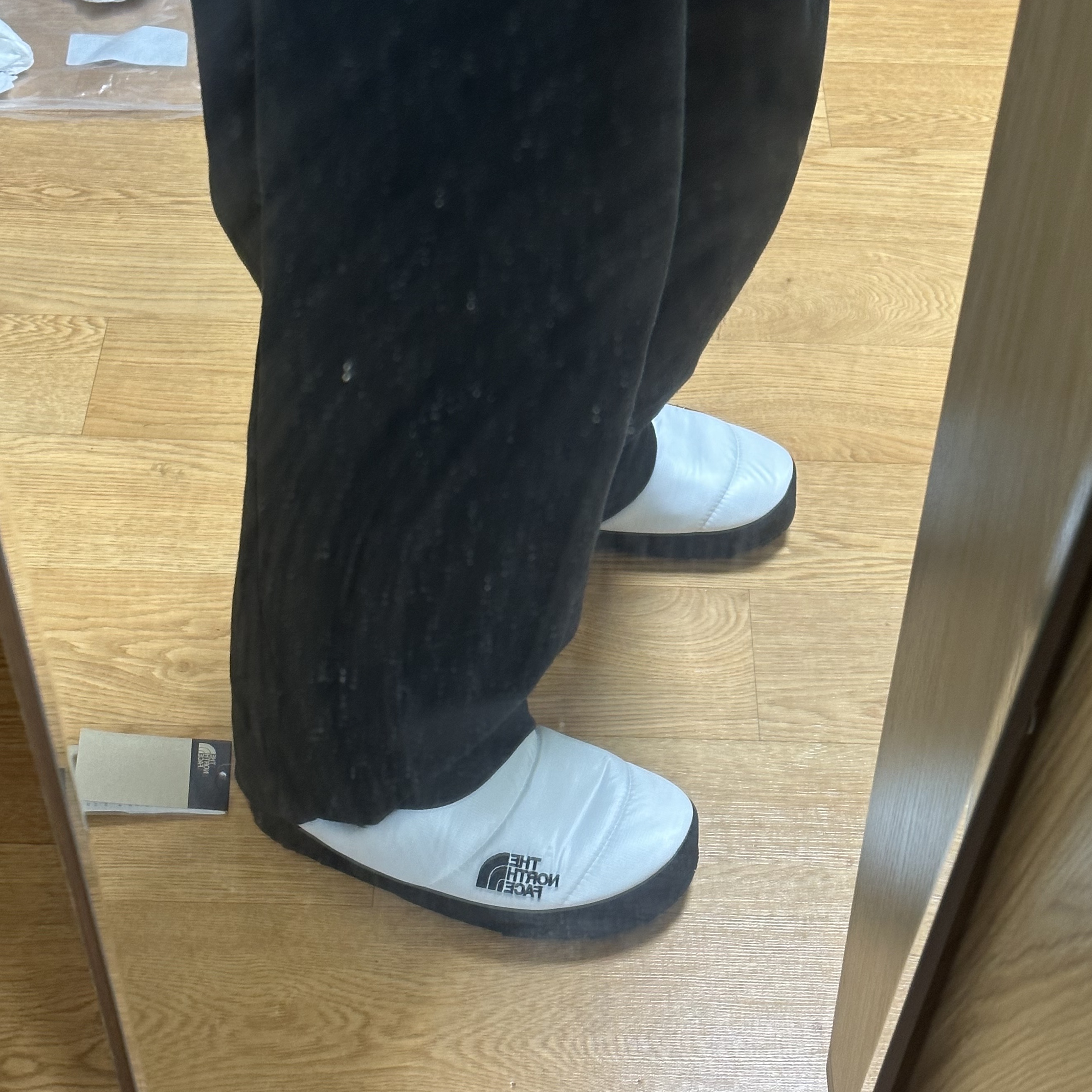 The North Face Nuptse Mule White, The North Face Nuptse Mule Black 착용 스타일 - 2