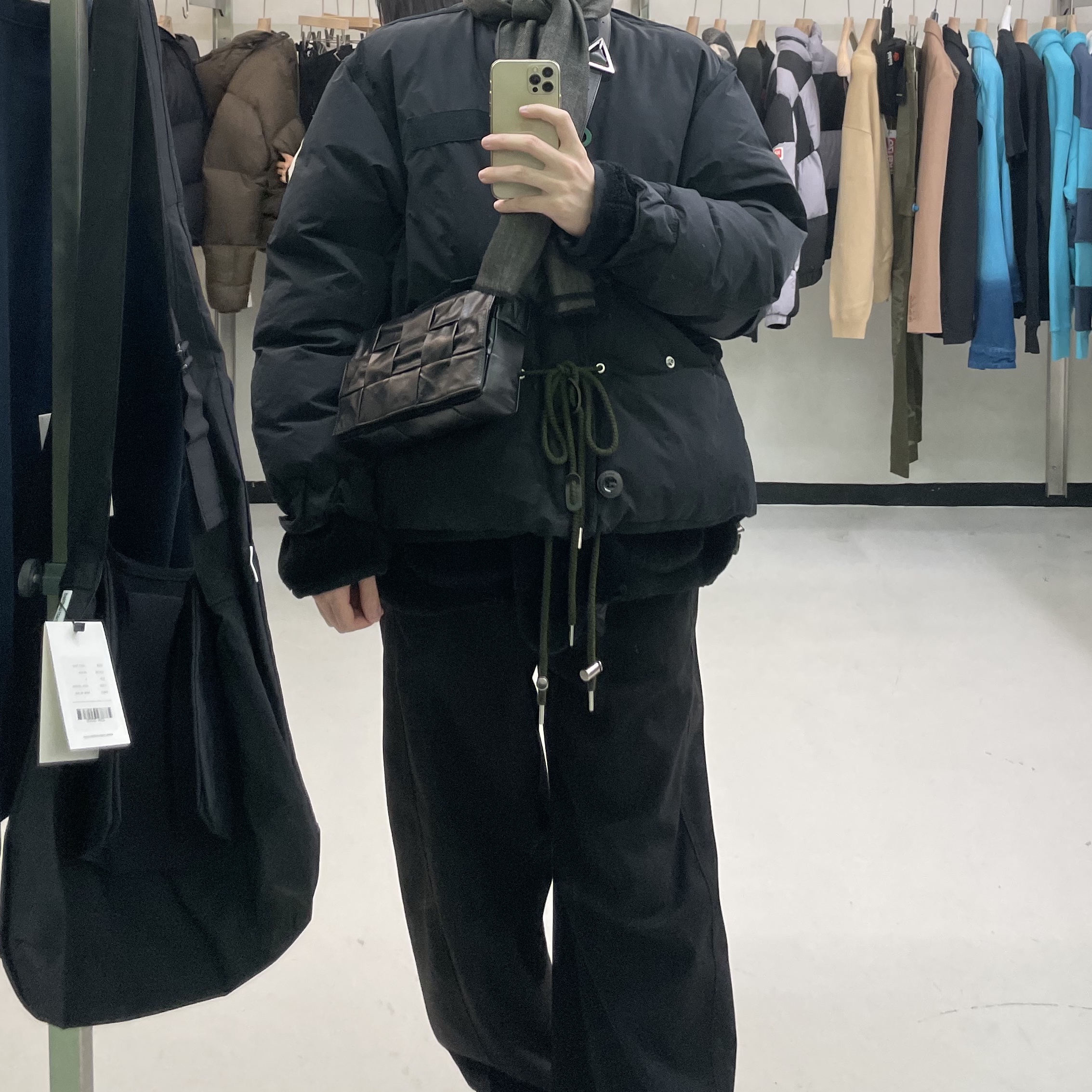 Bottega Veneta Leather Cassette Black, New Balance 2002R Grey 착용 스타일 - 1