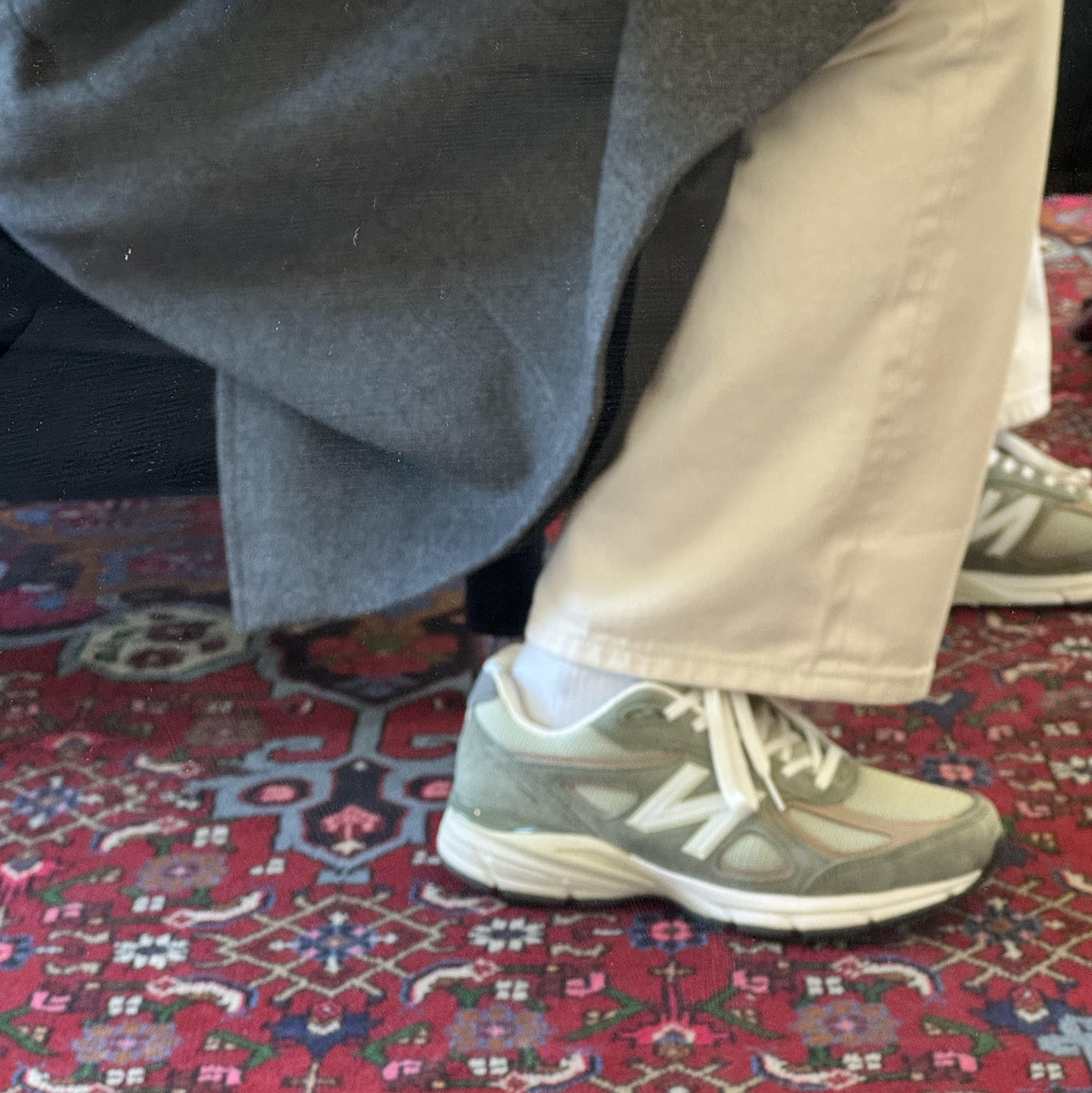 New Balance 990v4 Made in USA Olive Incense 착용 스타일 - 2