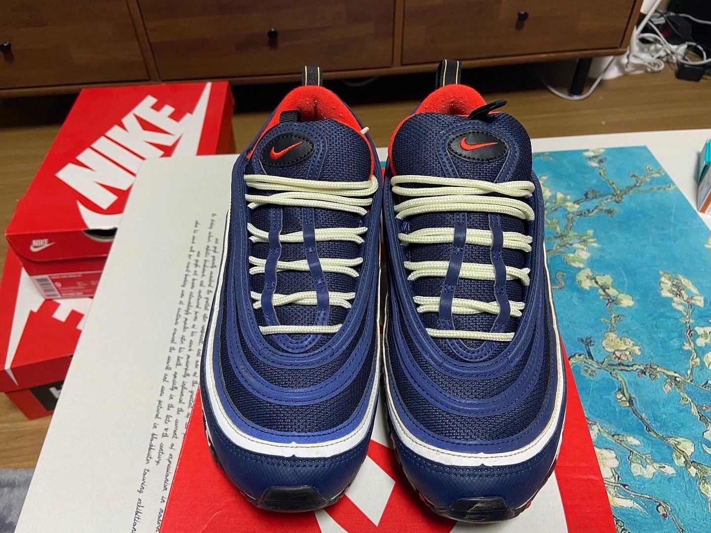 Nike Air Max 97 Midnight Navy Habanero Red 착용 스타일 - 2
