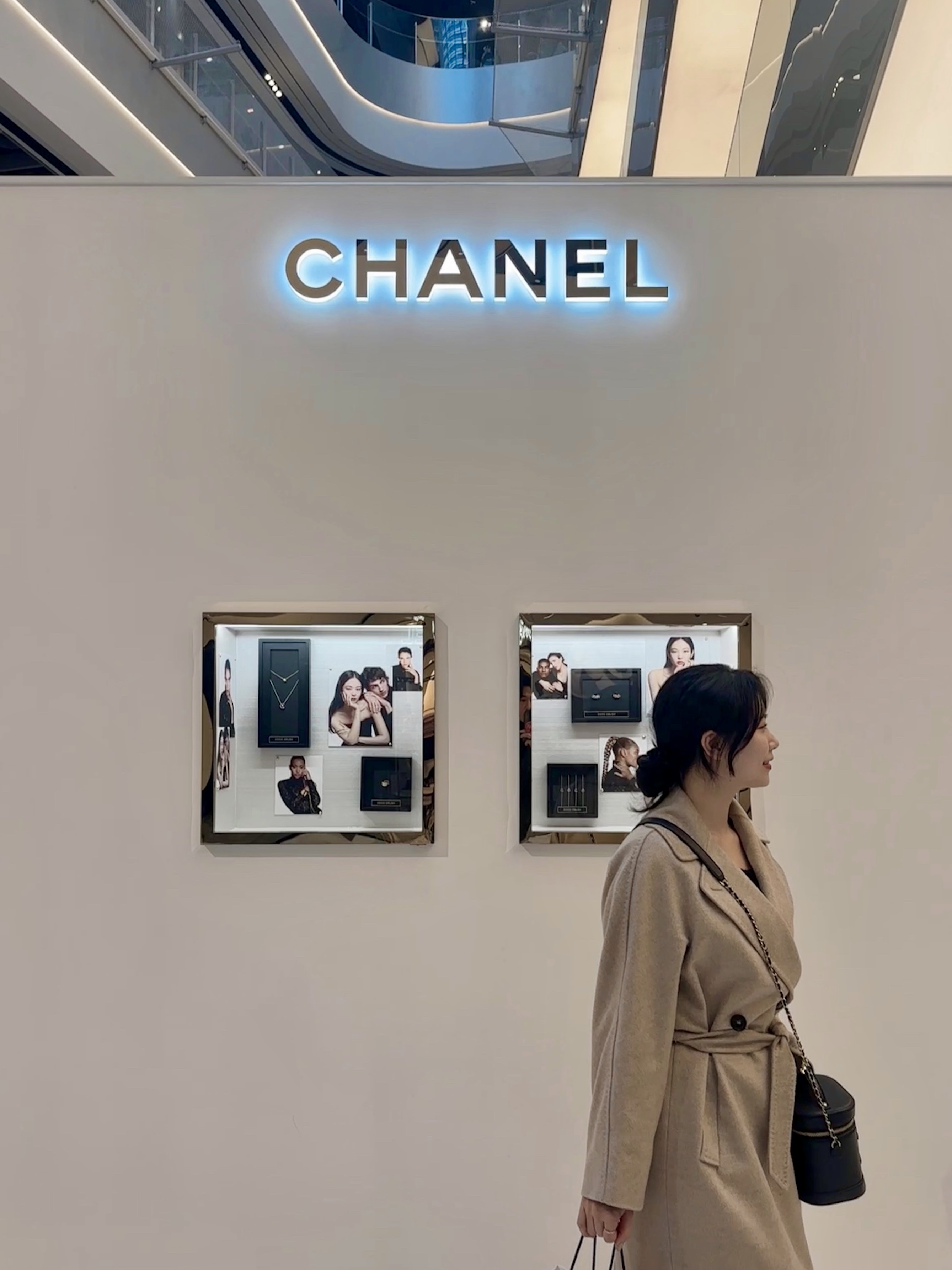 (W) Weekend Max Mara Resina Wool Coat Camel, Chanel Small Vanity Case Grained Calfskin & Gold Black 착용 스타일 - 1