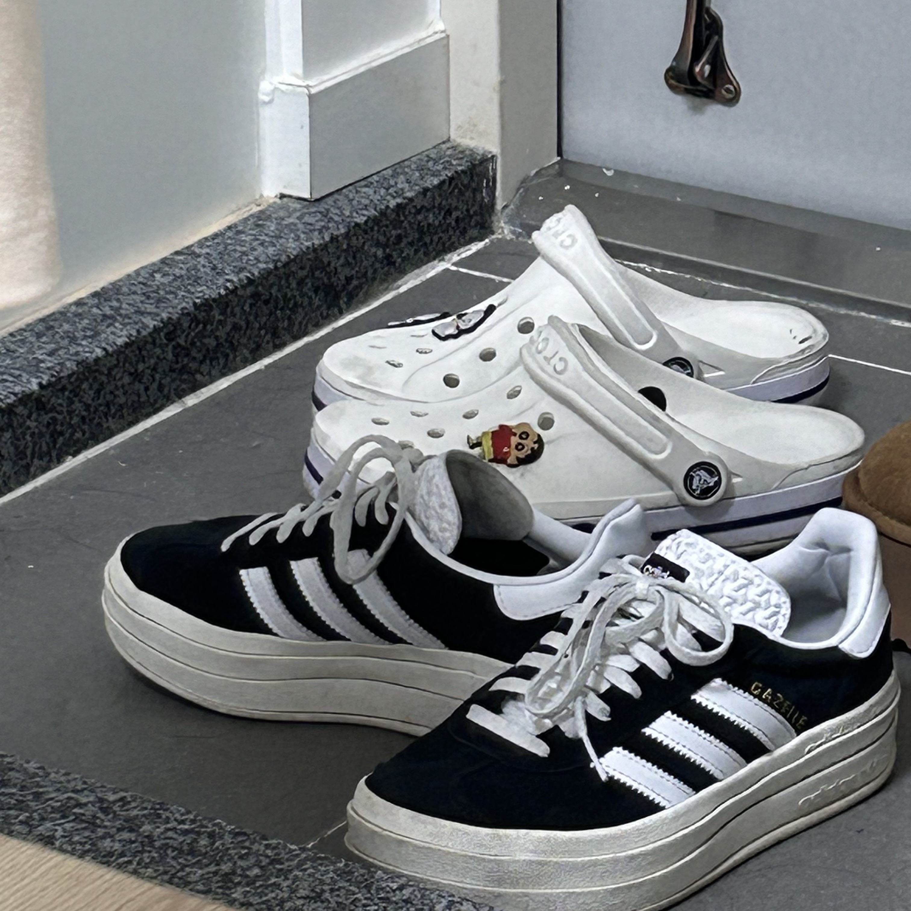 (W) Adidas Gazelle Bold Core Black Cloud White 착용 스타일
