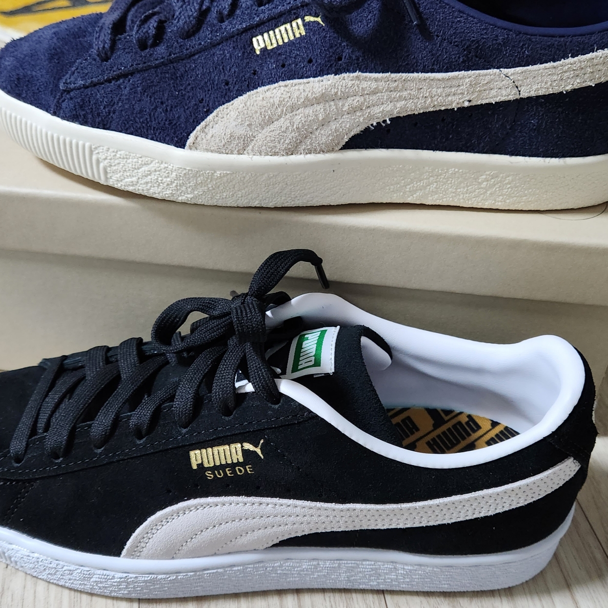 Puma Suede VTG Hairy Suede New Navy, Puma Suede Classic XXI Black White 착용 스타일 - 1