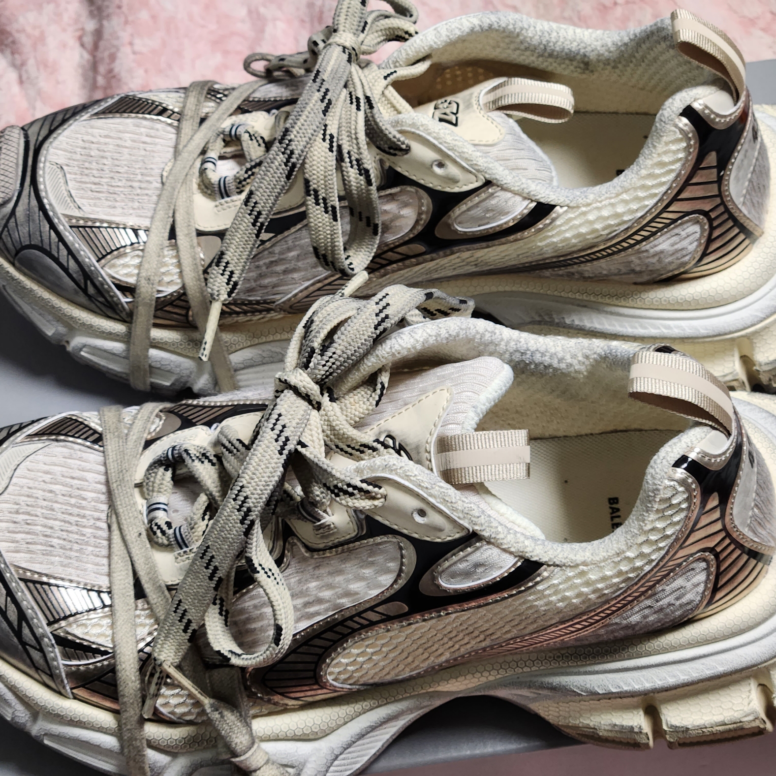 Balenciaga 3XL Sneakers Beige 착용 스타일 - 2