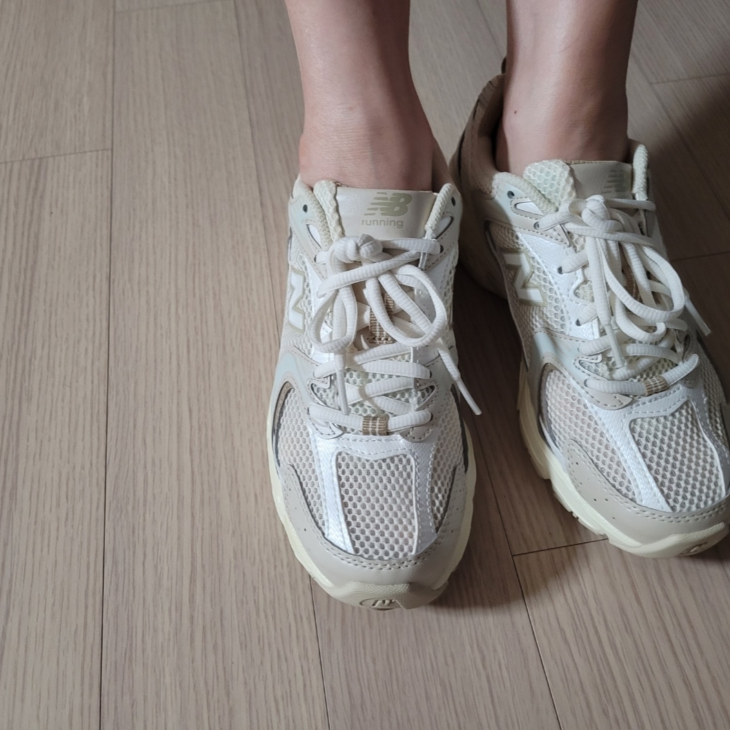 New Balance 530 Beige Angora 착용 스타일