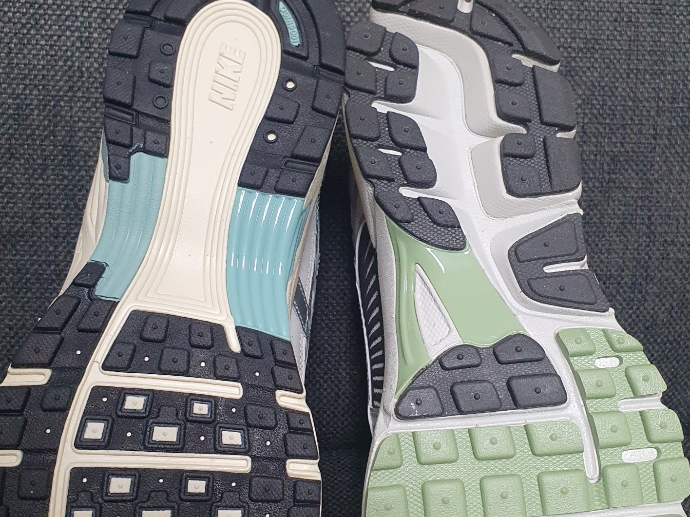 (W) Nike Zoom Vomero 5 Cobblestone and Flat Pewter, Nike P-6000 Flat Pewter Light Iron Ore 착용 스타일 - 4