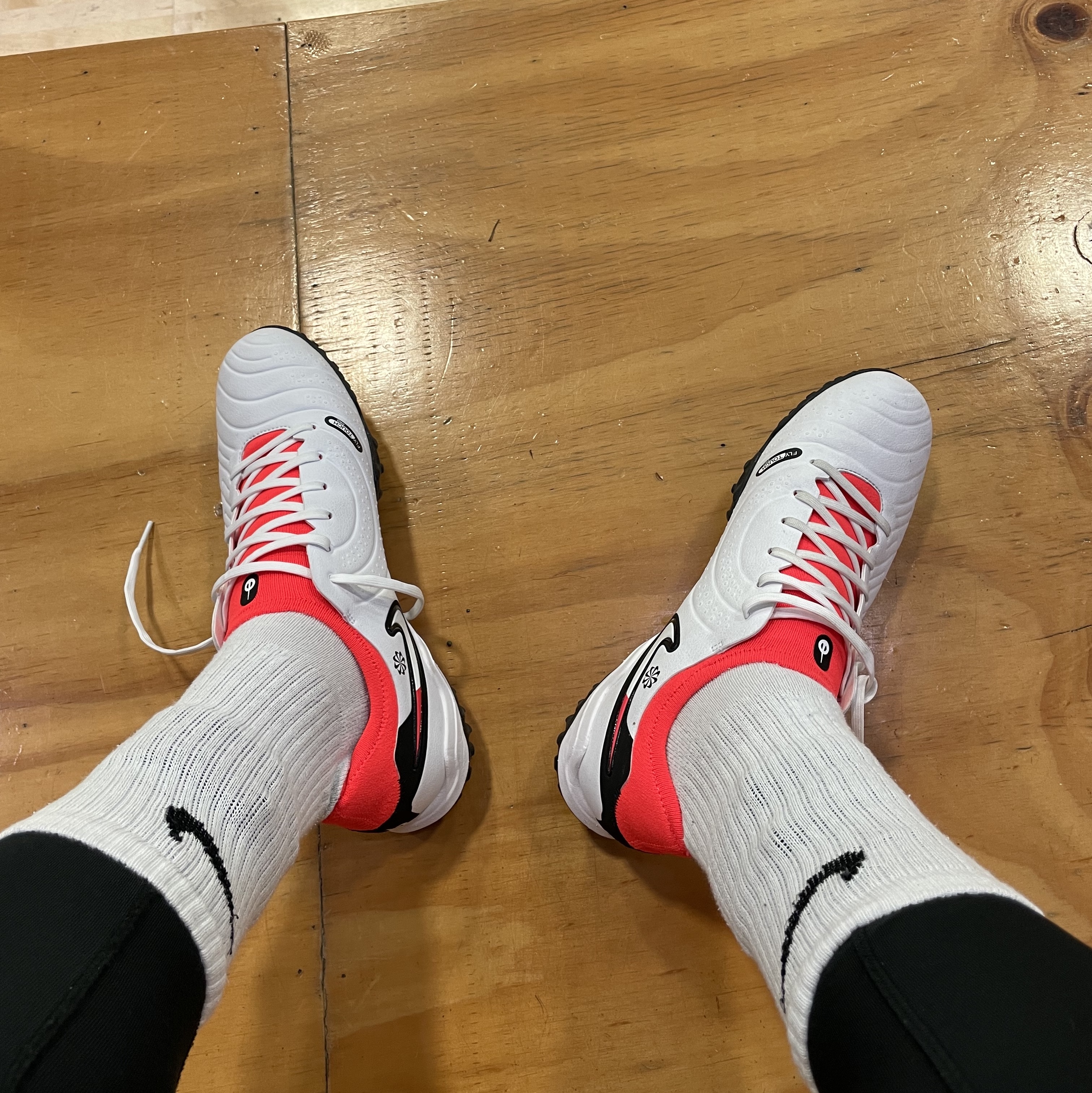 Nike Tiempo Legend 10 Pro TF White Bright Crimson 착용 스타일 - 1