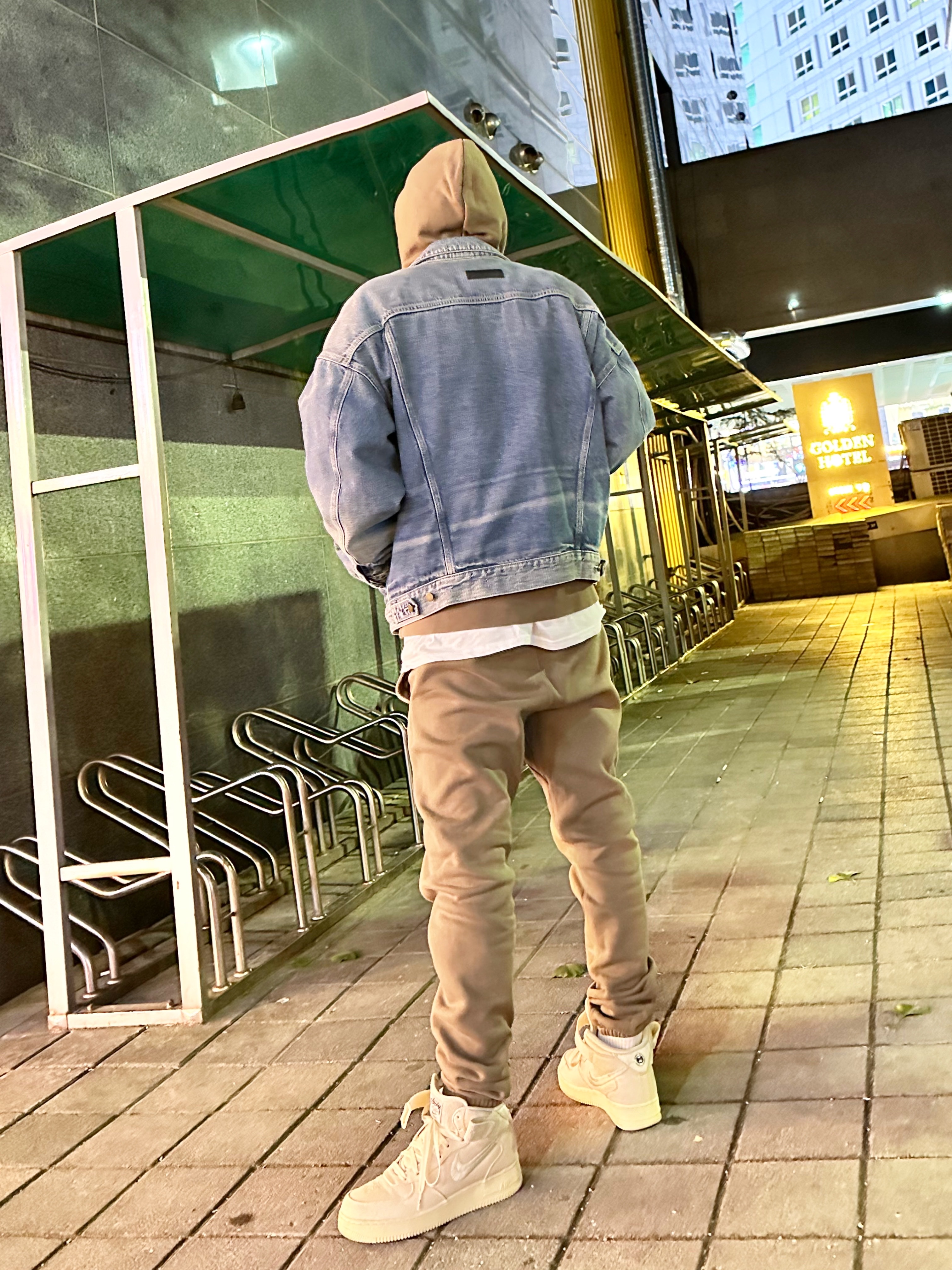 Essentials Trucker Jacket Indigo, Supreme Hanes Tagless T-Shirt White (3 Pack) 착용 스타일