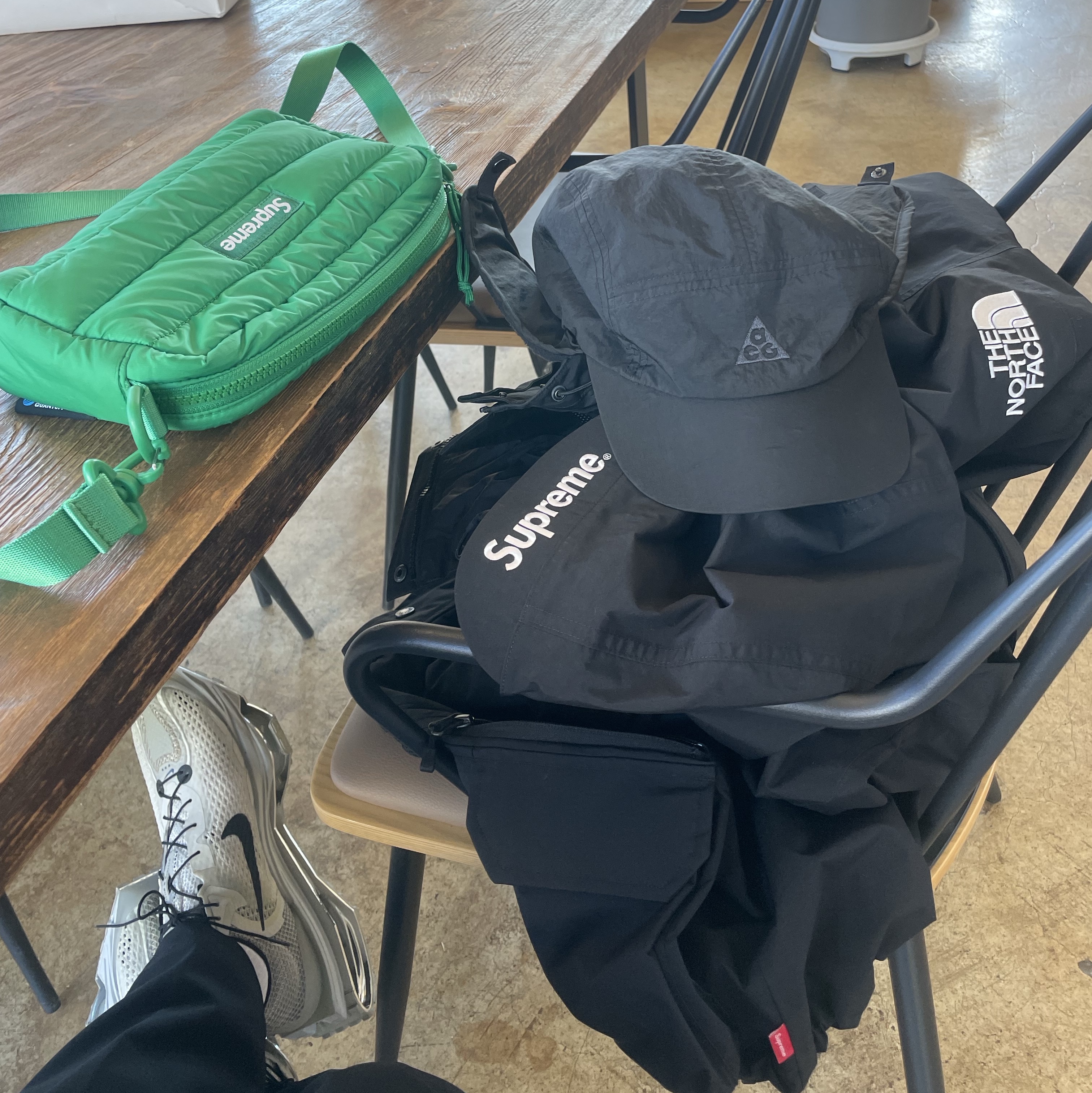 Nike ACG Warm AW84 Cap Black Anthracite, Supreme Puffer Side Bag Green - 22FW 착용 스타일 - 2