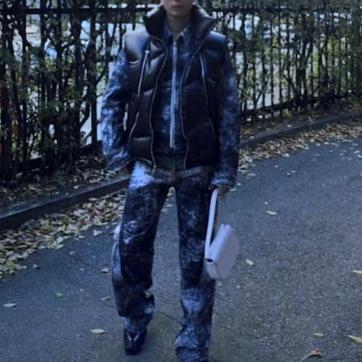 The Museum Visitor KREAM Curved Zipper Puffer Down Vest Glossy Black - 23FW, Nike x Martine Rose Shox MR4 Black 착용 스타일