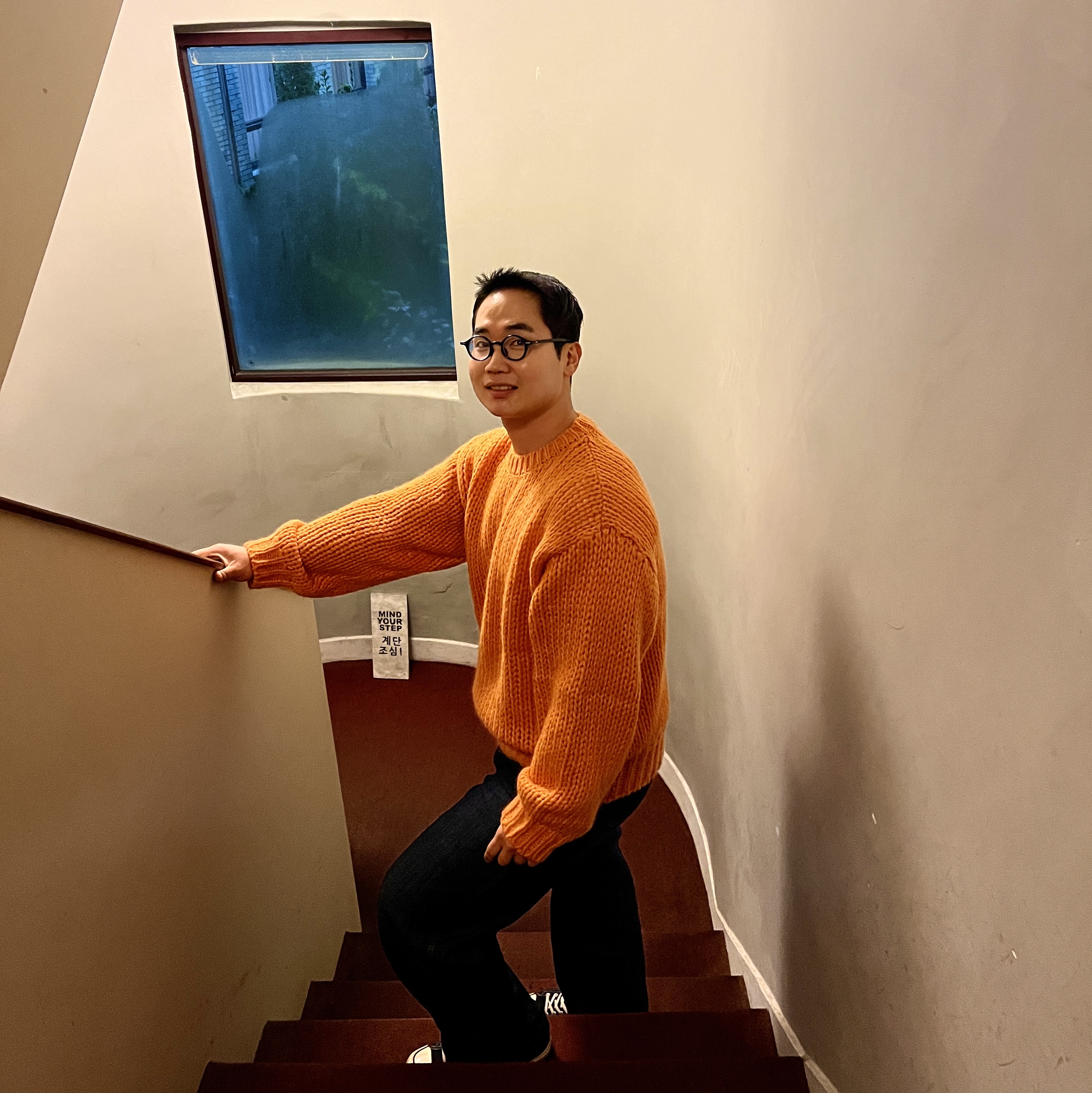 [KREAM 단독] STU Cable Sweater Orange 착용 스타일 - 4