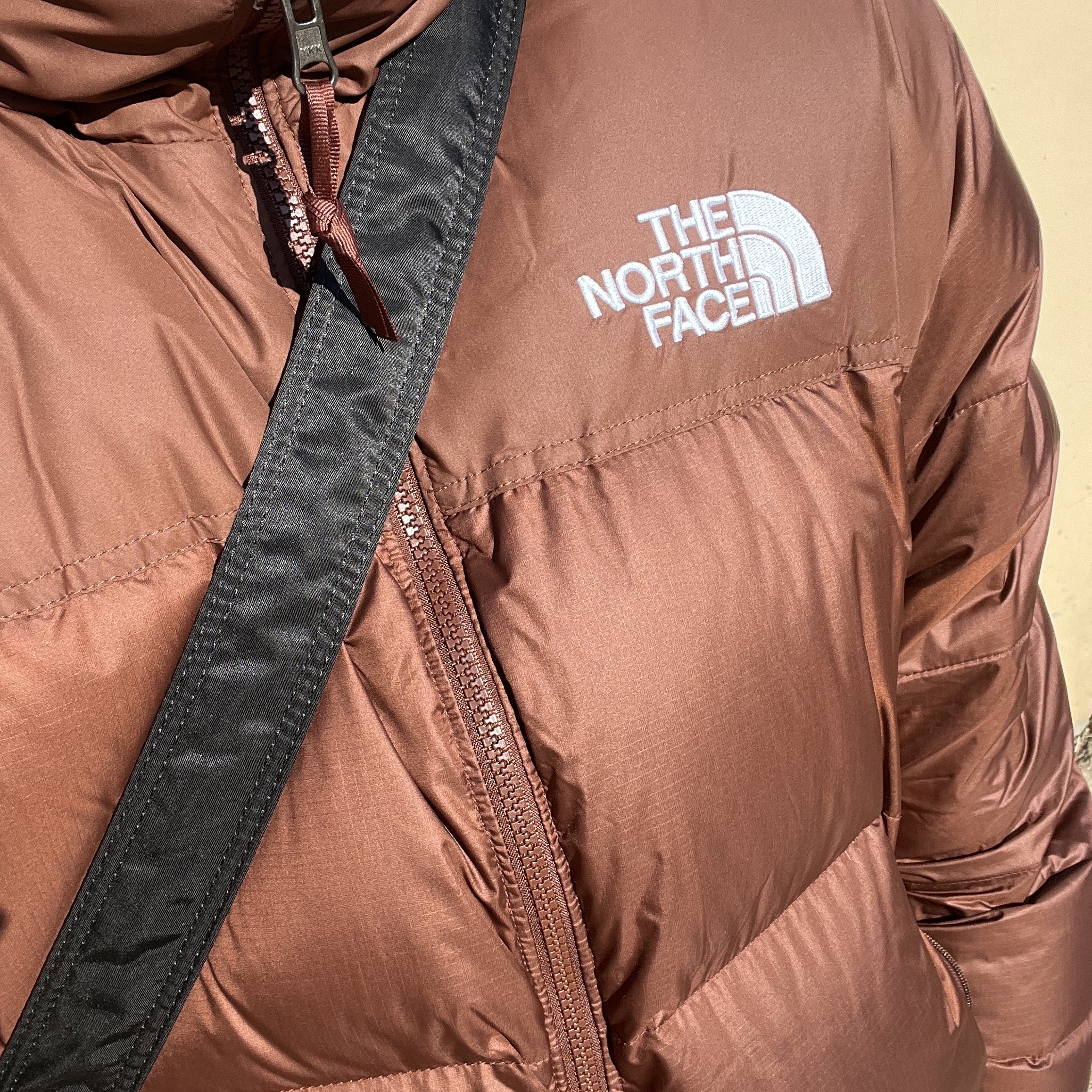 The North Face 1996 Retro Nuptse Jacket Dark Oak 착용 스타일 - 1