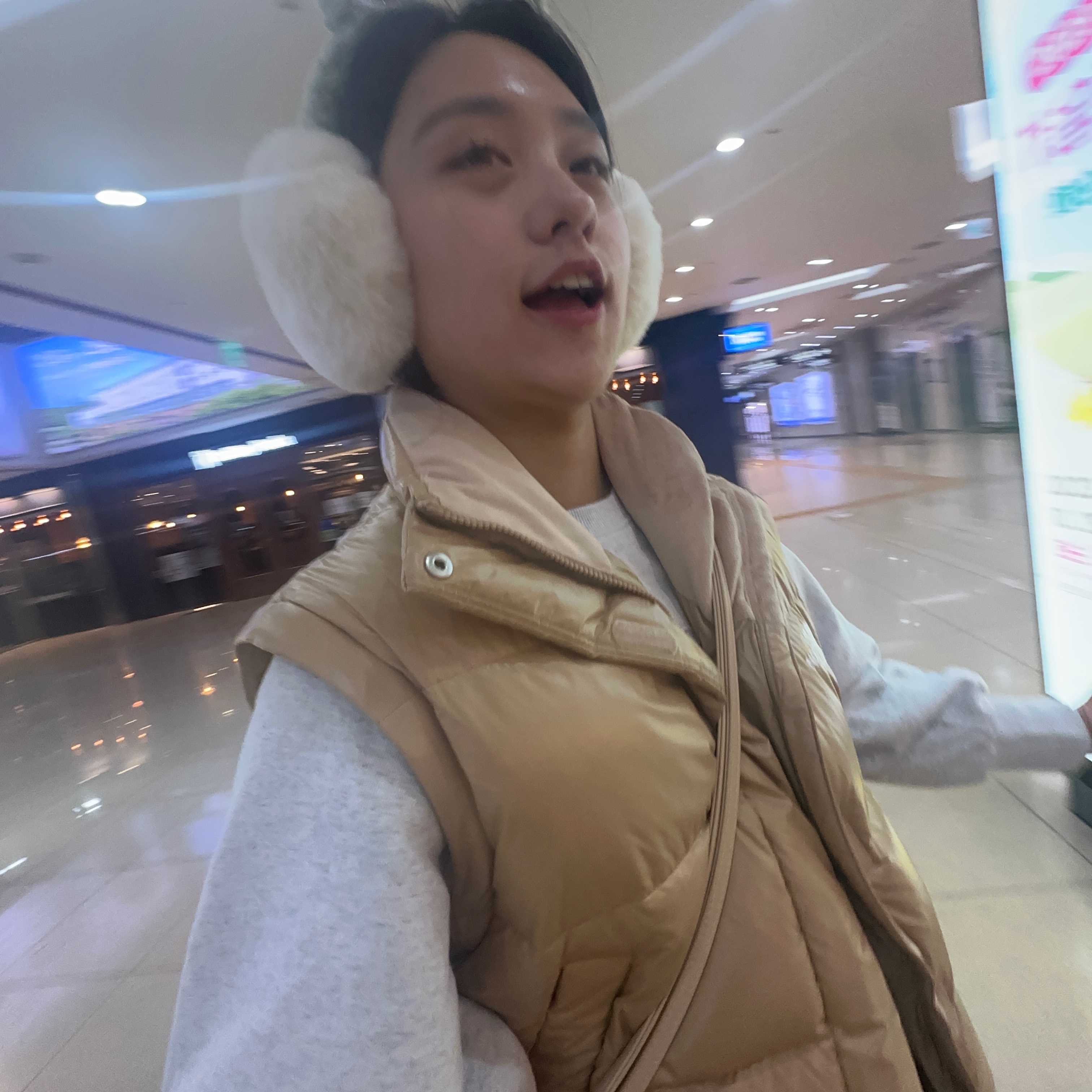 (W) The North Face White Label Glossy Detachable Down Jacket Gold Beige, Telfar Small Shopping Bag Cream 착용 스타일 - 1