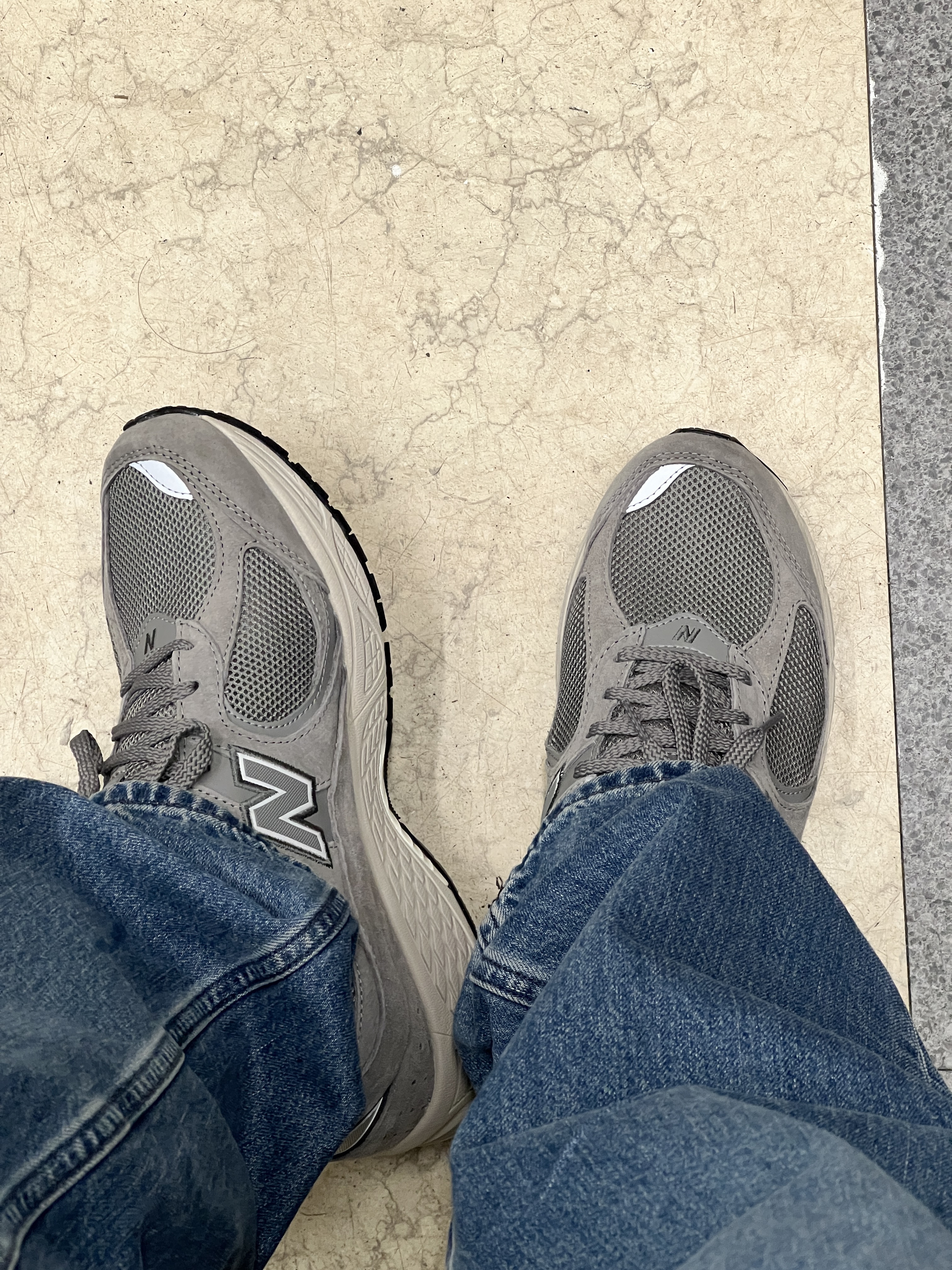 New Balance 2002R Grey 착용 스타일