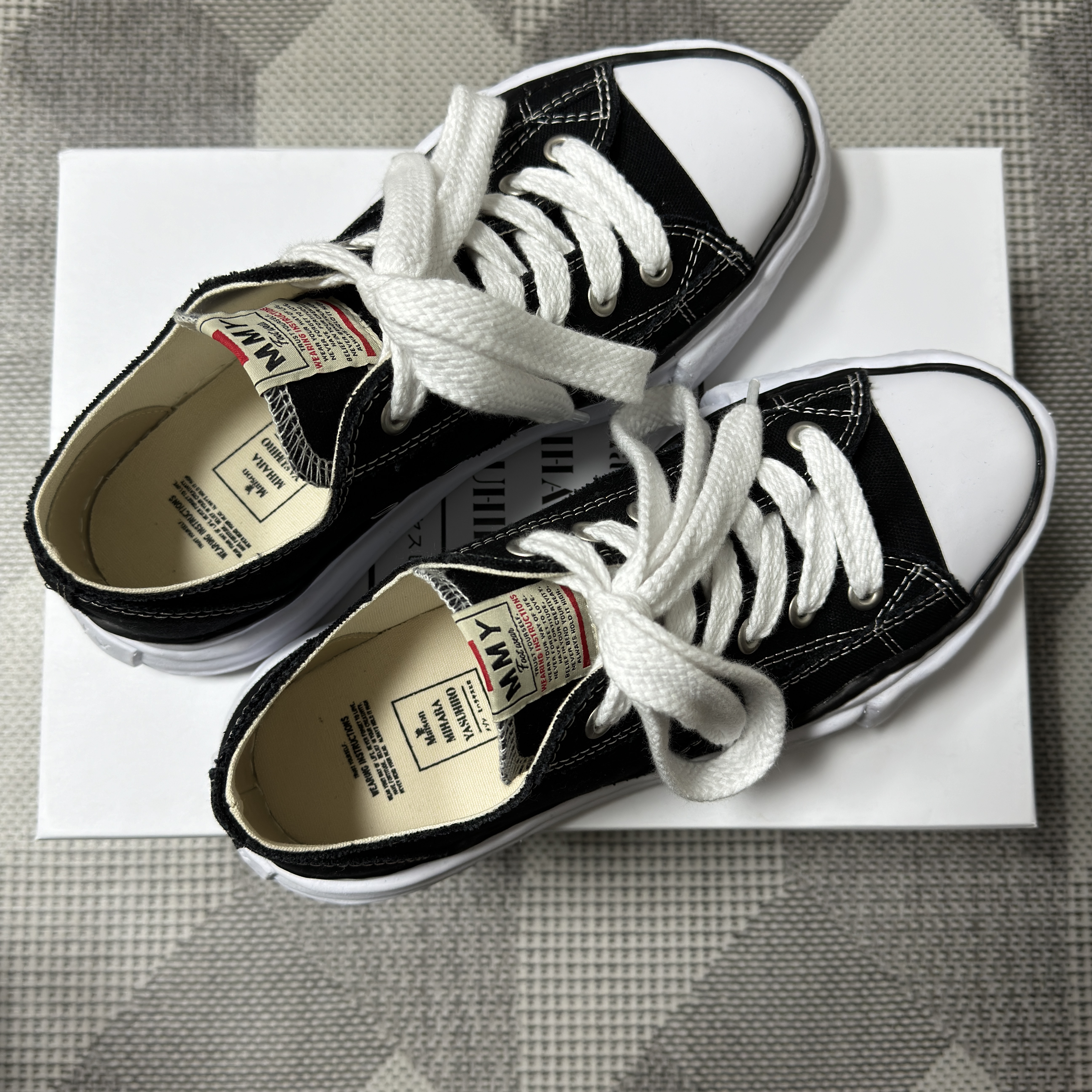 Maison Mihara Yasuhiro Peterson OG Sole Canvas Low Sneakers Black 착용 스타일 - 1