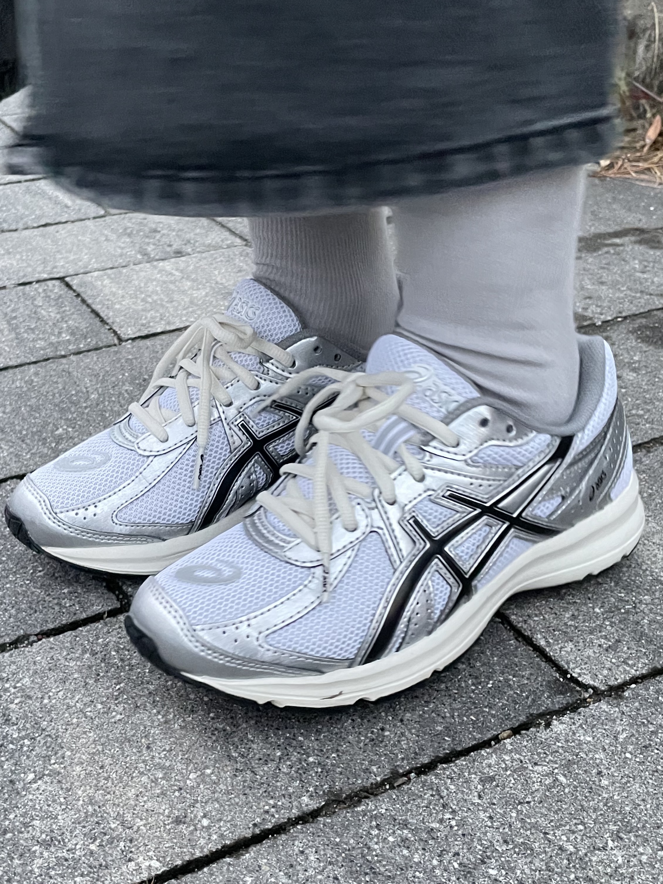 Asics Jog 100 S White Black - 2E Wide 착용 스타일 - 2