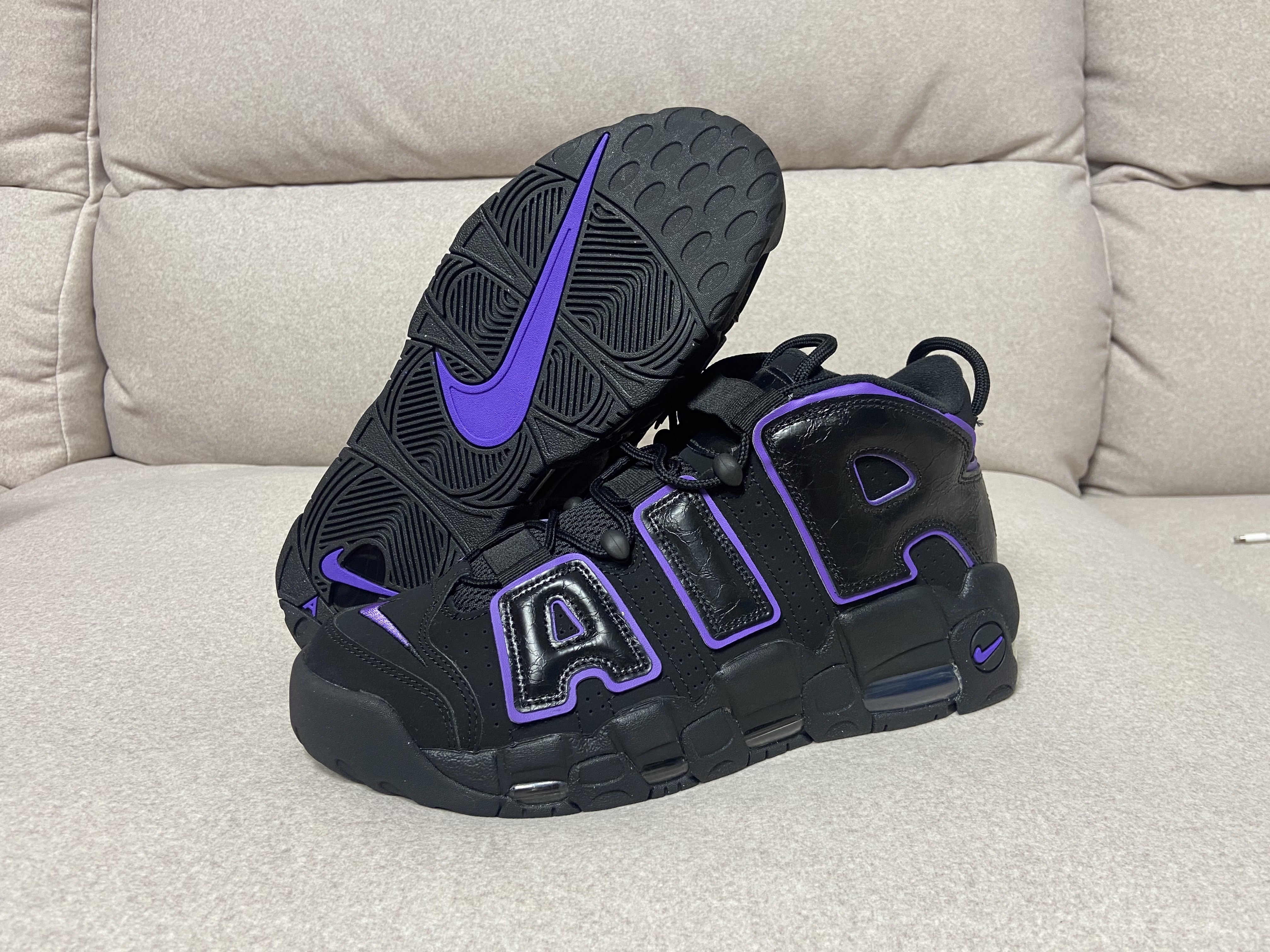 Nike Air More Uptempo 96 Black Action Grape 착용 스타일 - 2