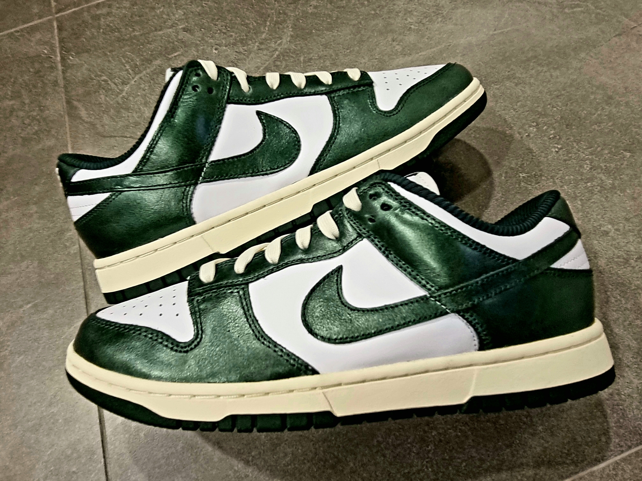(W) Nike Dunk Low Vintage Green 착용 스타일 - 3