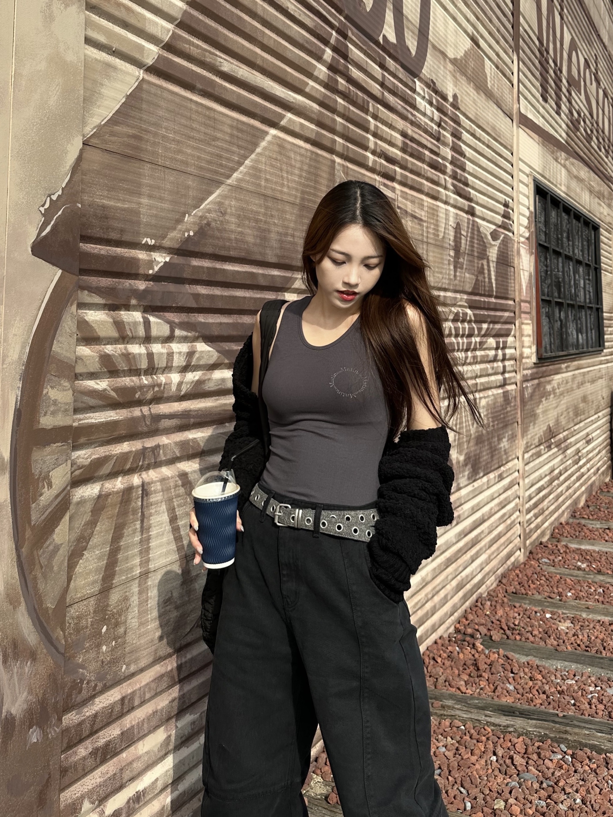 COS Quilted Oversized Shoulder Bag Black 착용 스타일 - 1
