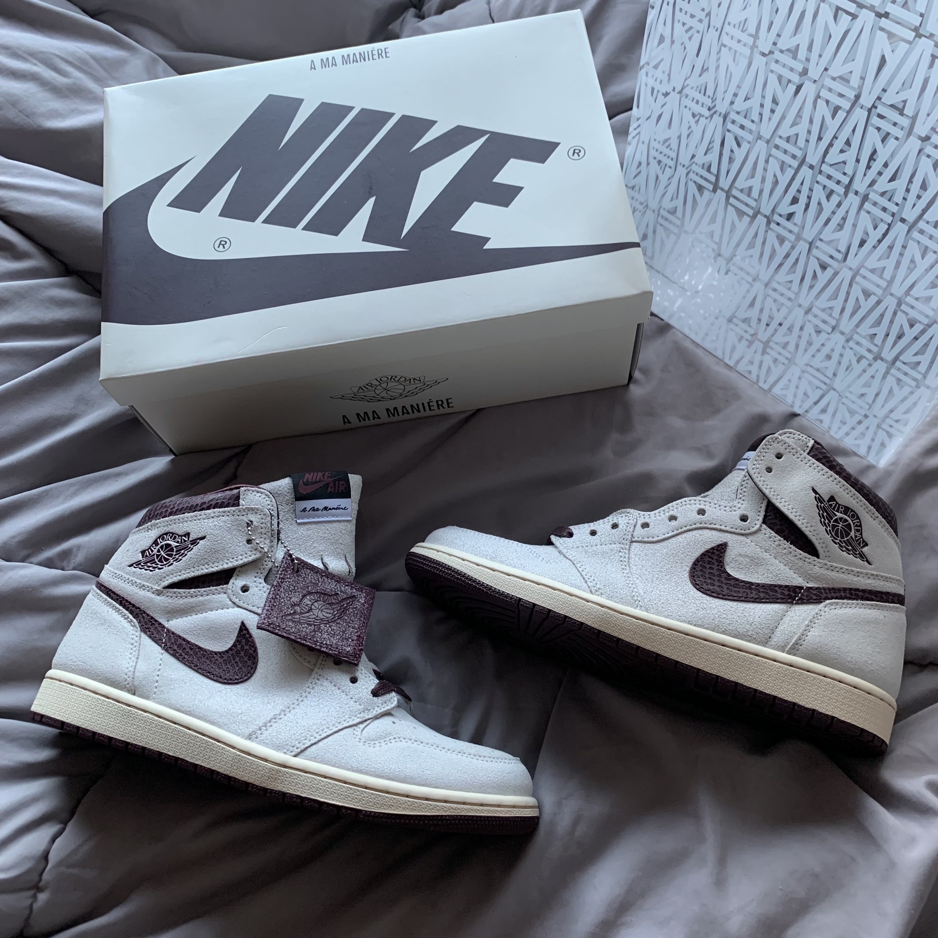 Jordan 1 x A Ma Maniere Retro High OG SP Sail and Burgundy 착용 스타일