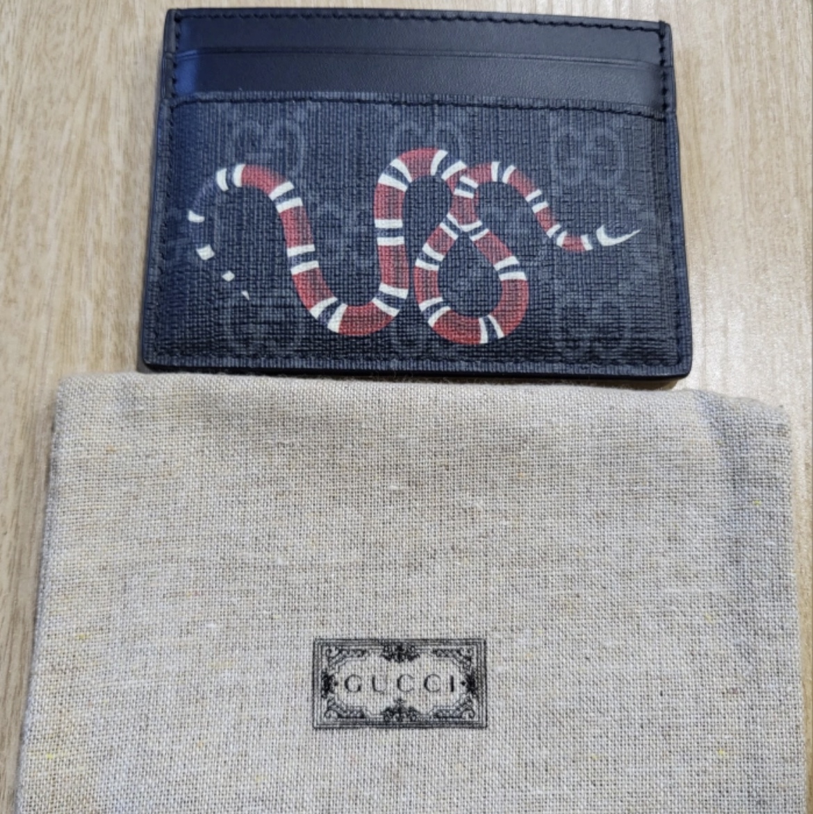 Gucci Bestiary Kingsnake Print Card Case Black 착용 스타일