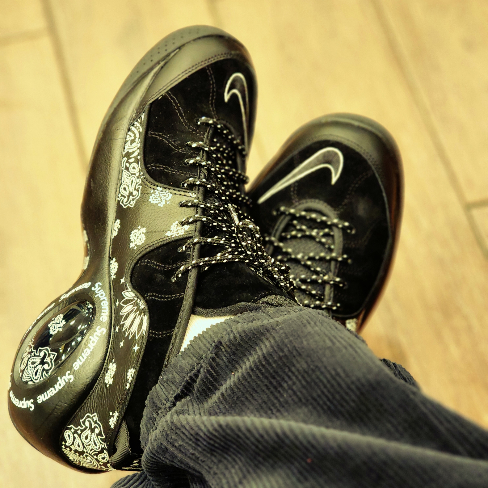 Supreme x Nike Arc Corduroy Cargo Pants Black - 22SS, Nike x Supreme Air Zoom Flight 95 SP Black 착용 스타일 - 2