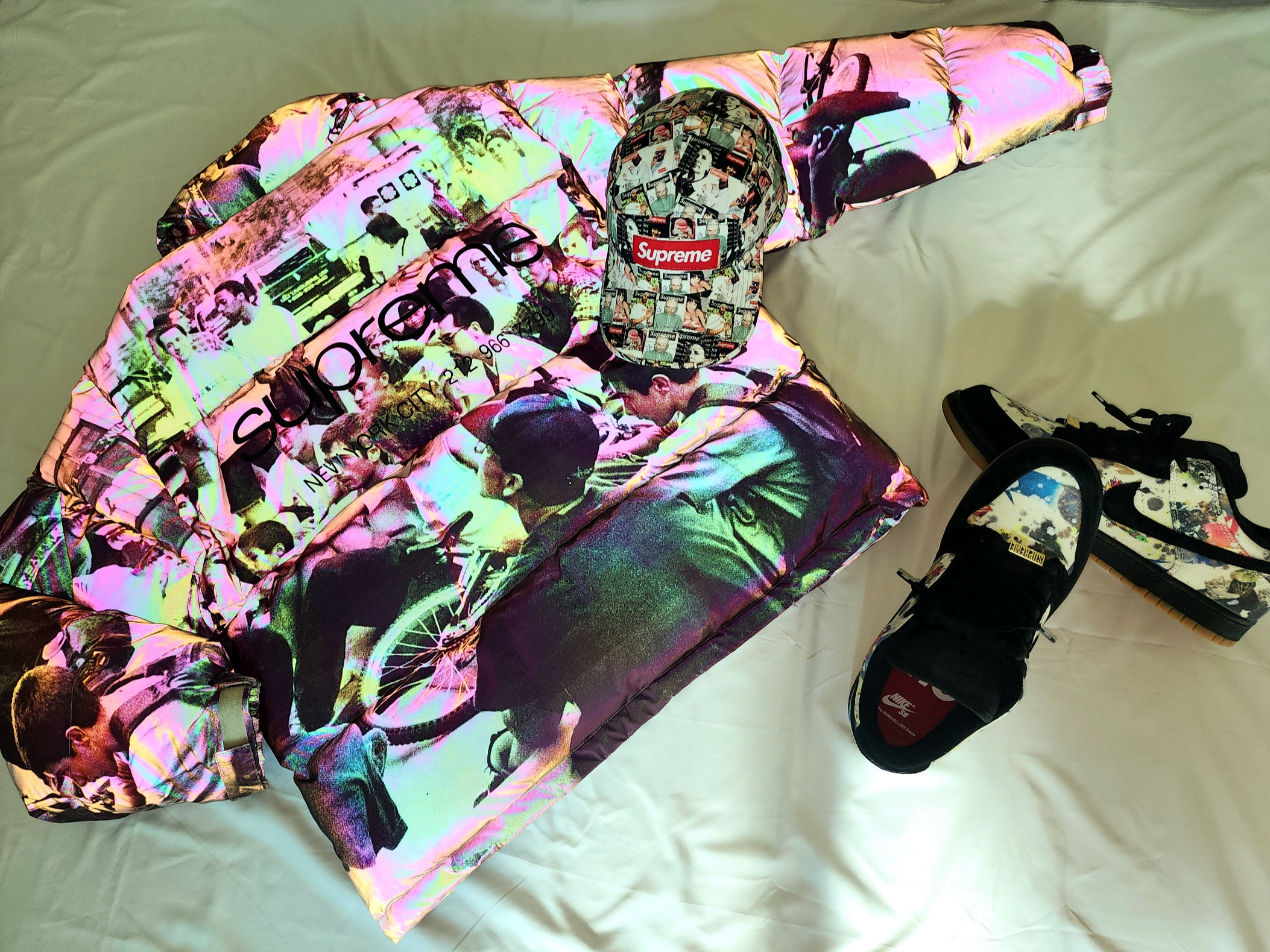 Supreme Magazine Camp Cap Multicolor - 23SS, Nike x Supreme SB Dunk Low QS Rammellzee Black 착용 스타일 - 3