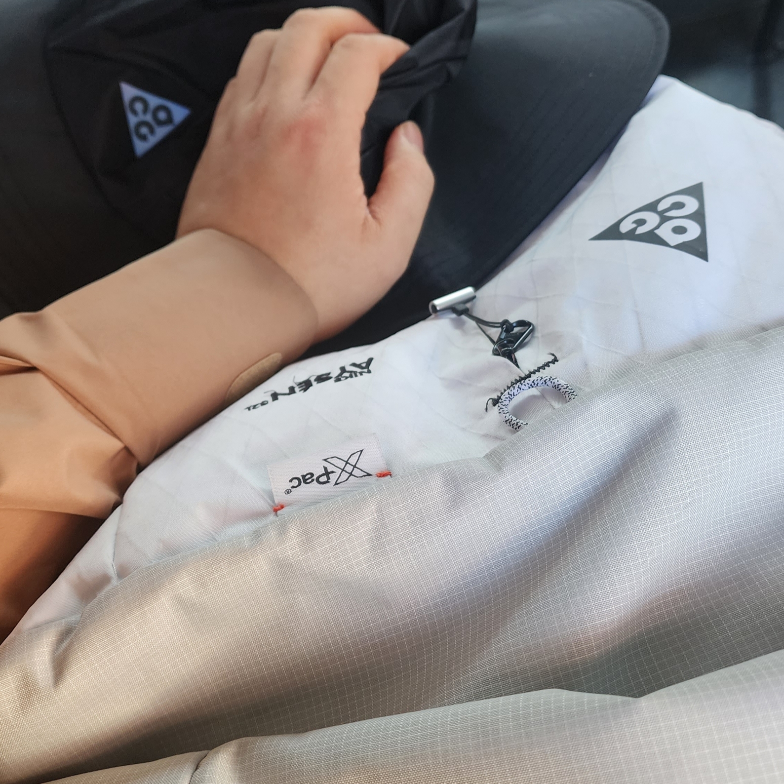 Nike ACG Apex Bucket Hat Black, Nike ACG Aisen Daypack 32L White 착용 스타일 - 2