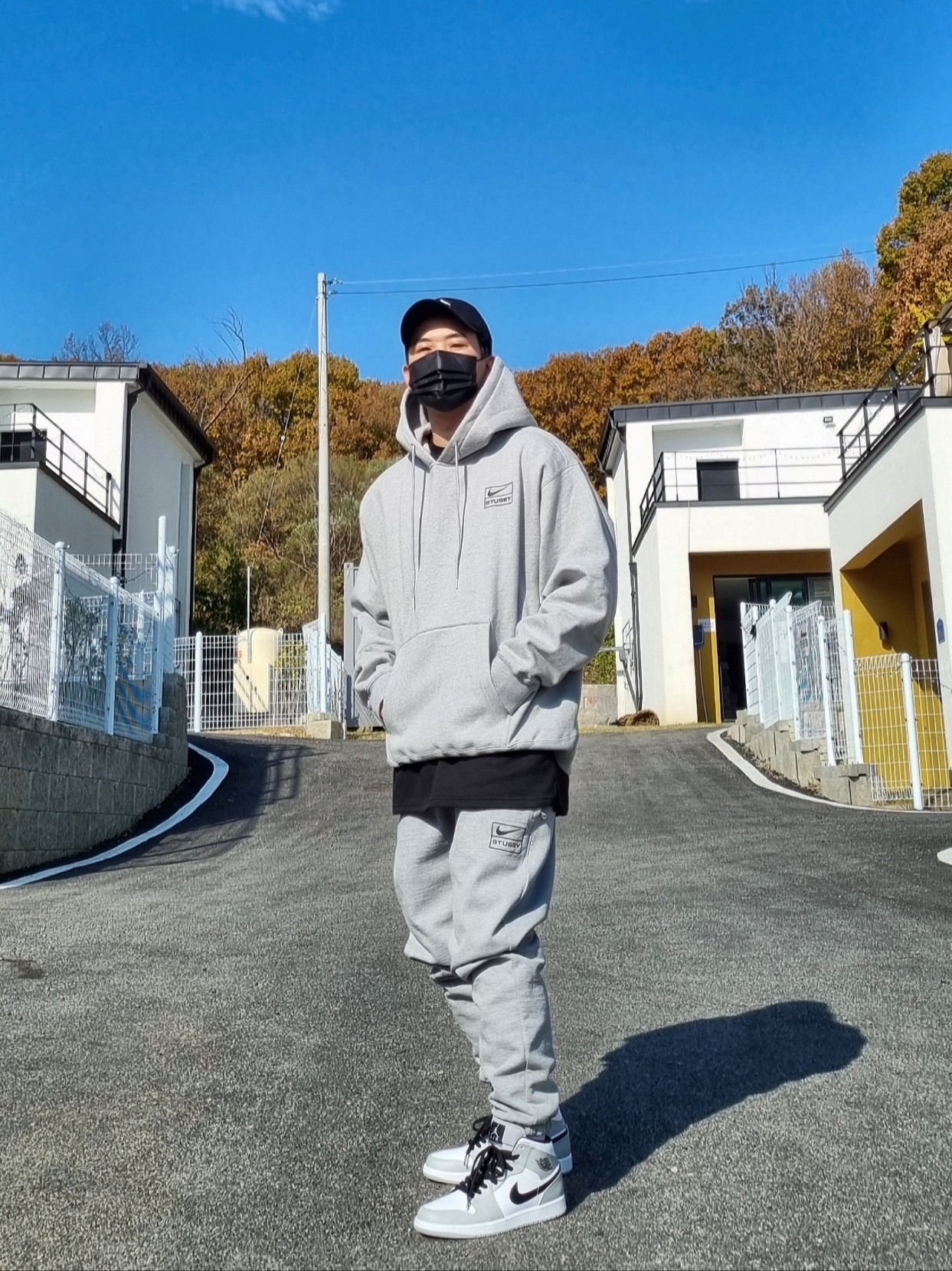Nike x Stussy NRG RA Pullover Hoodie Dark Grey Heather (DJ9488-063), Nike x Stussy NRG RA Fleece Pants Dark Grey Heather (DJ9490-063) 착용 스타일