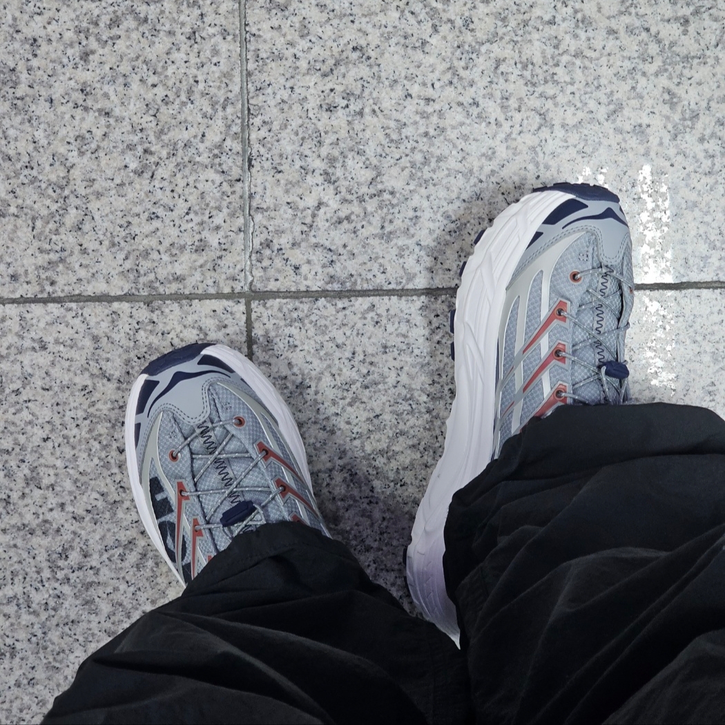 Hoka Mafate Three 2 Limestone Outer Space 착용 스타일