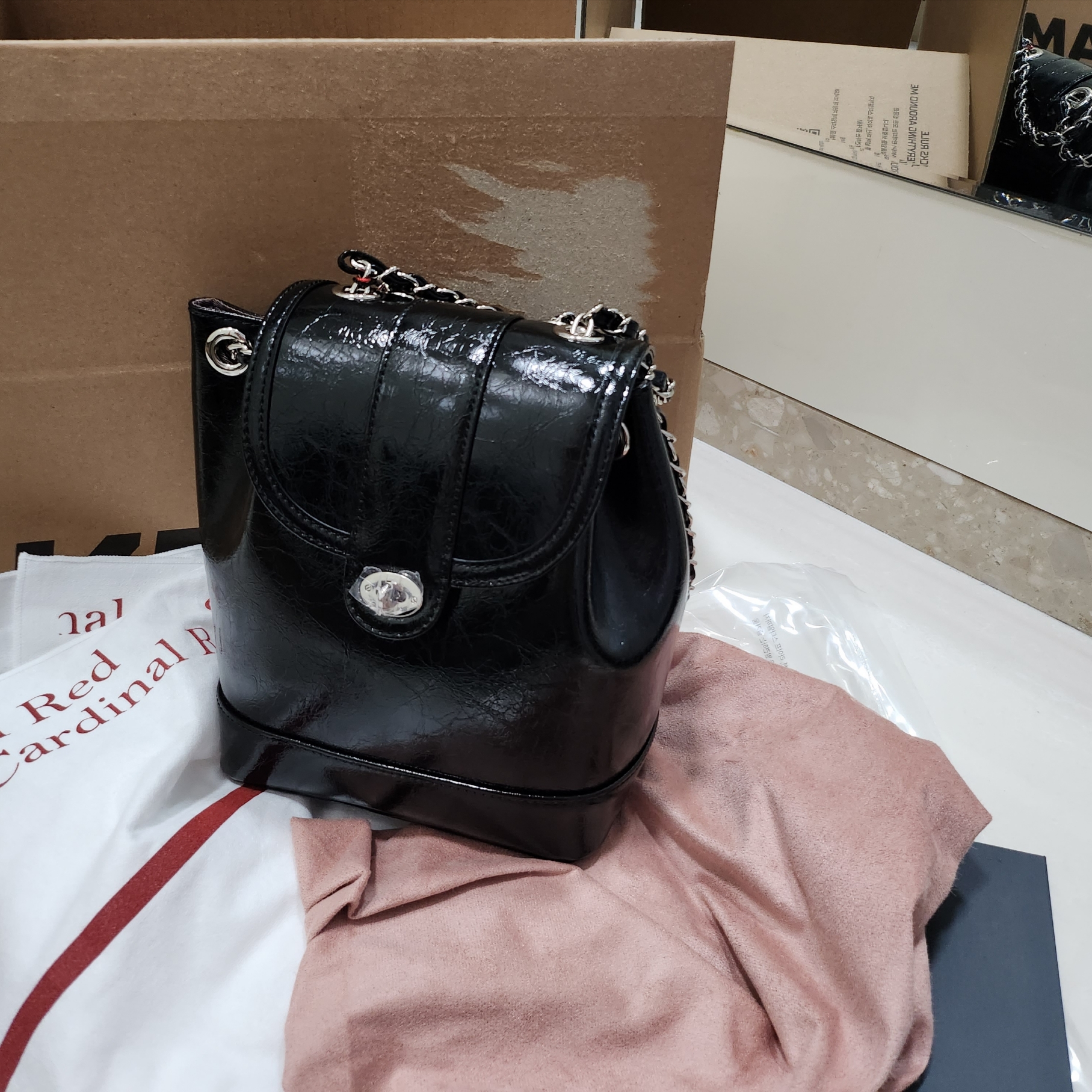 Cardinal Red Hawoo-A Bag Black 착용 스타일 - 4