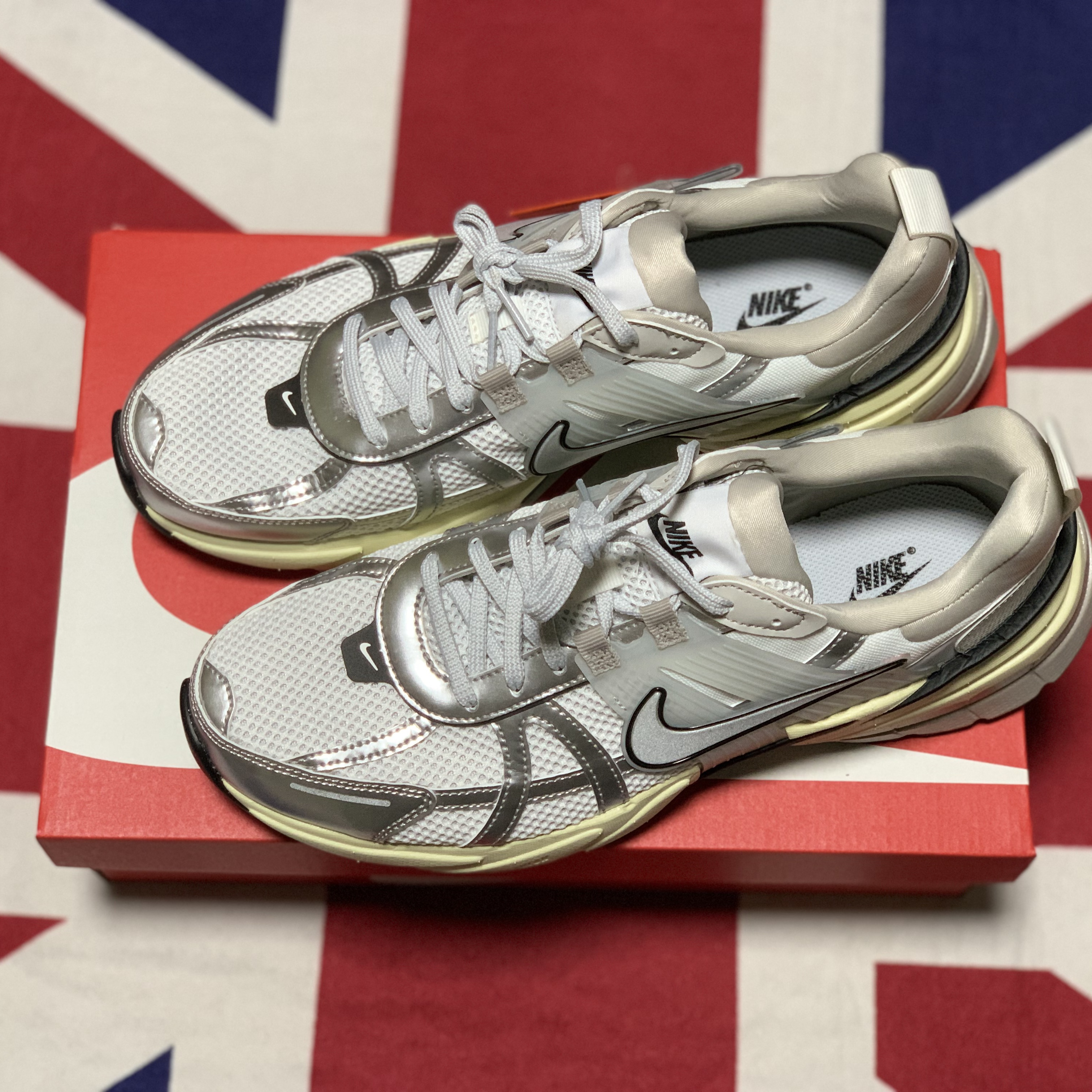 Nike V2K Run Summit White Metallic Silver 착용 스타일 - 2