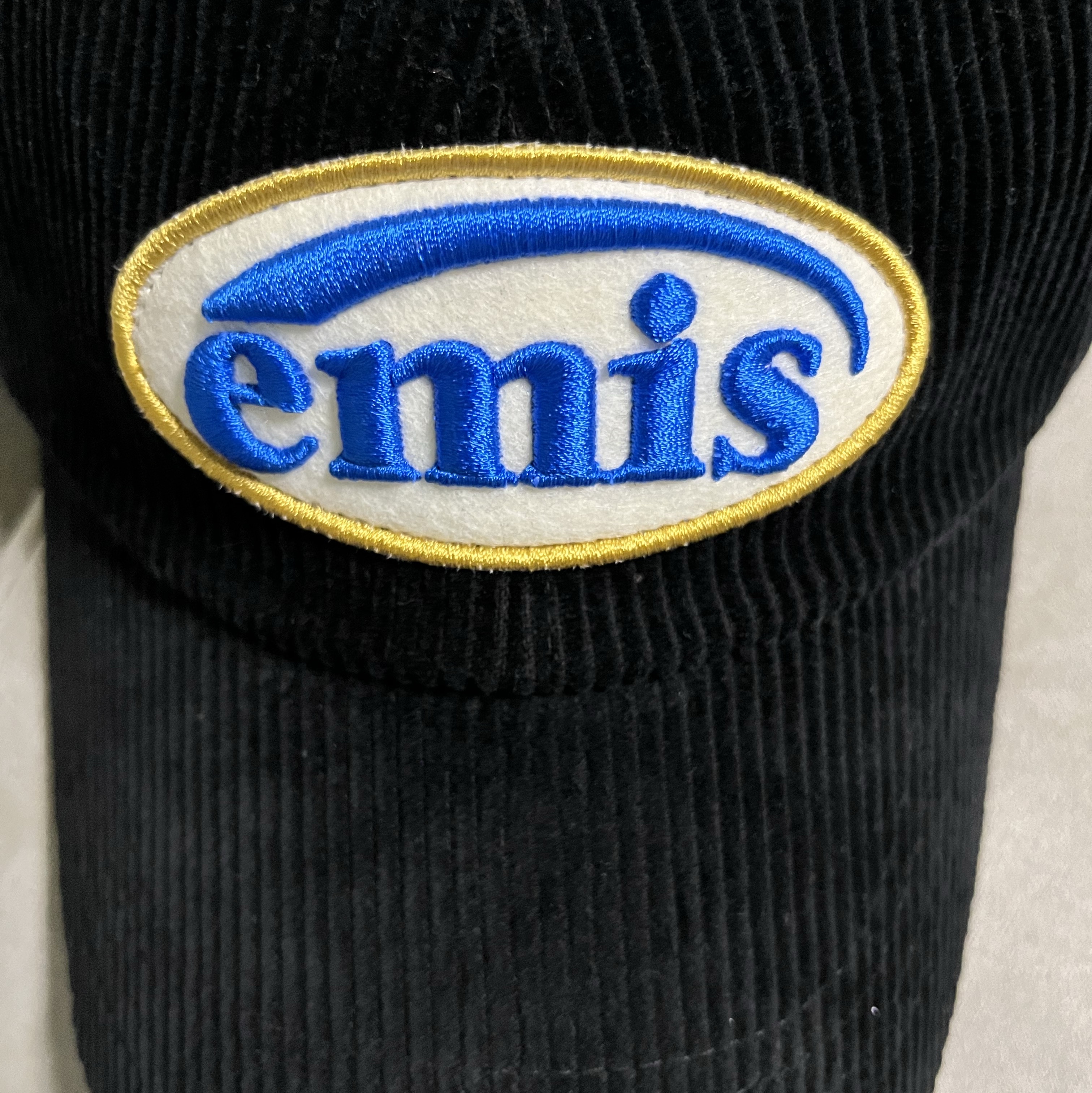 Emis Corduroy Wappen Ball Cap Black 착용 스타일