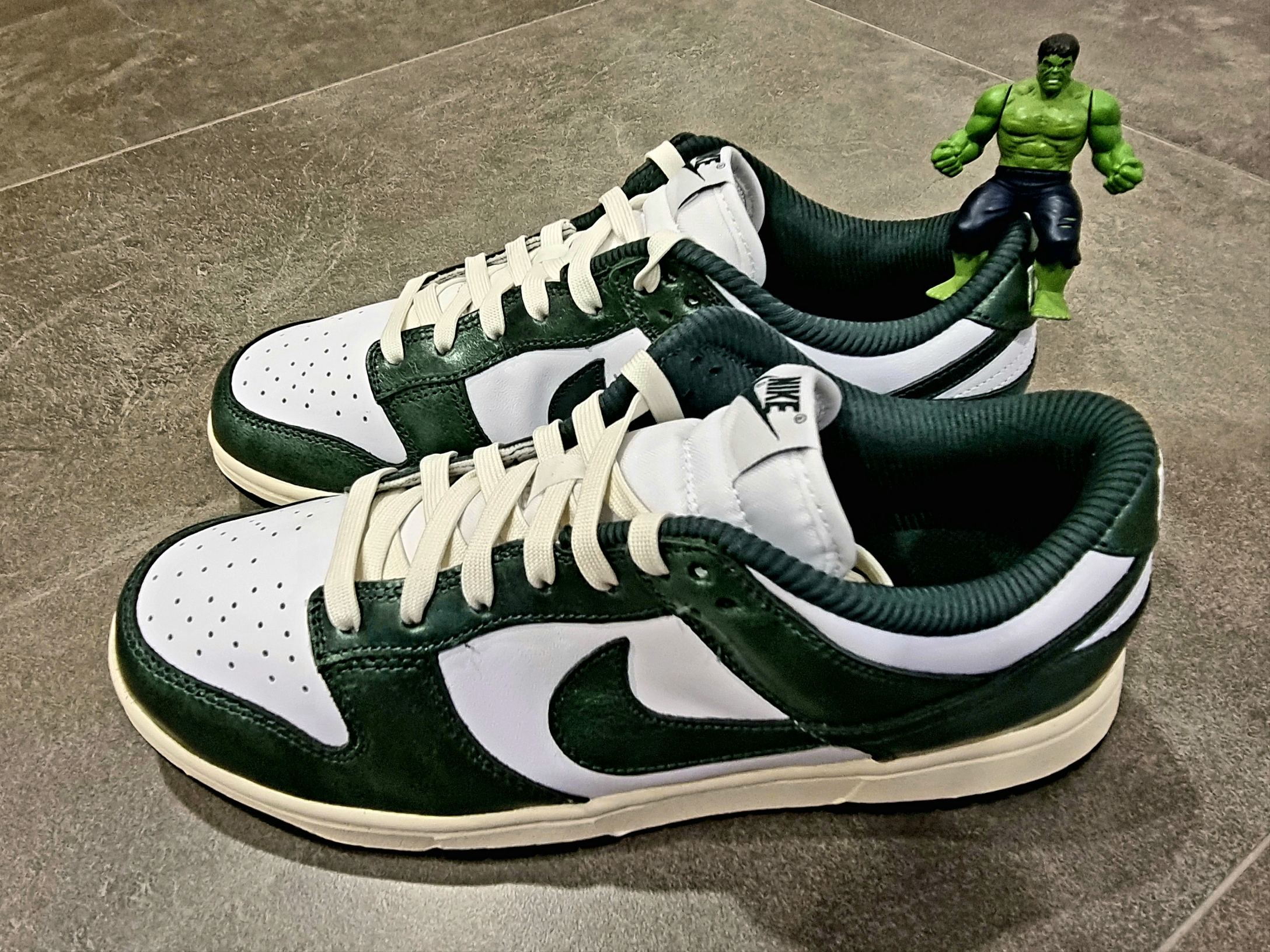 (W) Nike Dunk Low Vintage Green 착용 스타일 - 1