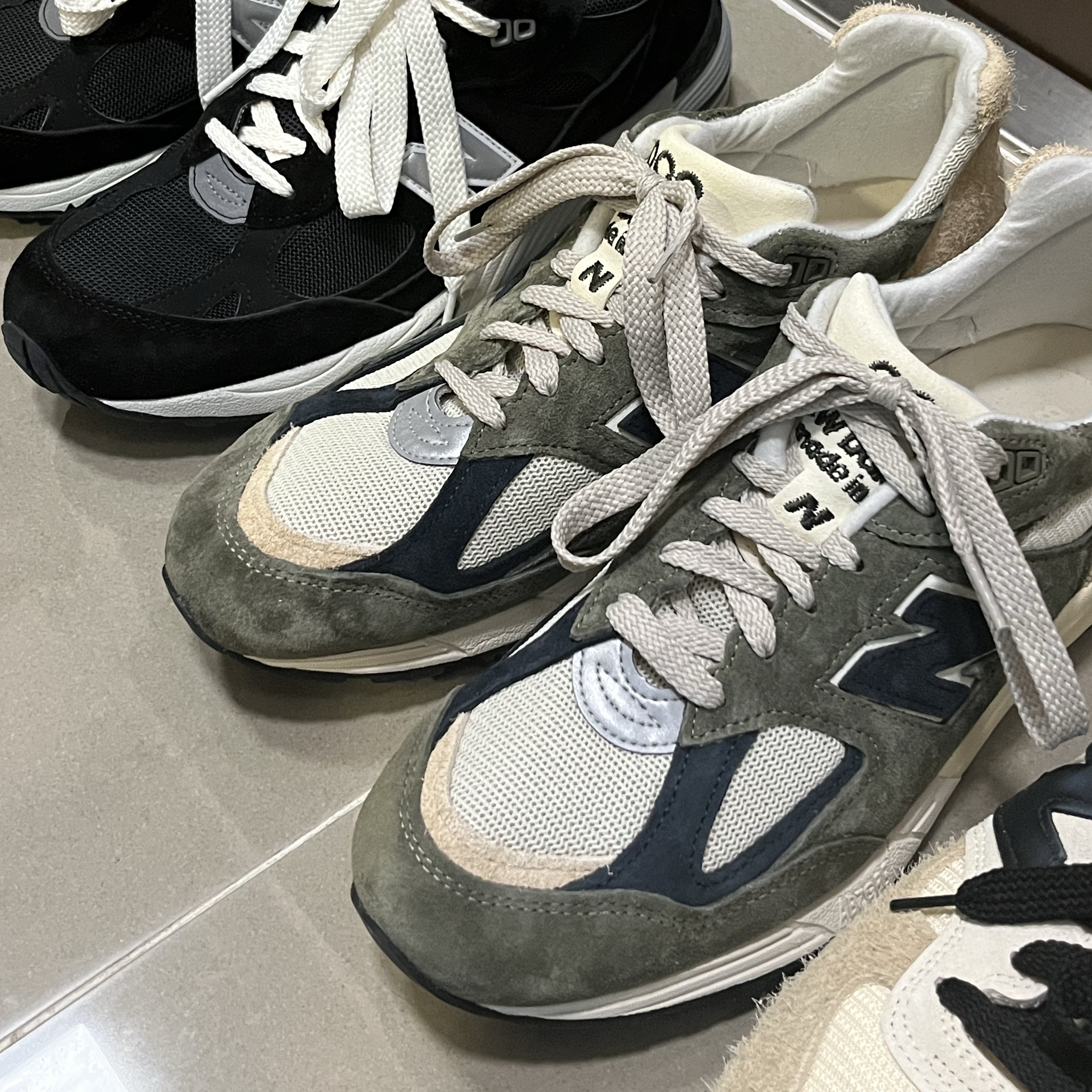 New Balance 990v1 Made in USA Incense Macadamia Nut, New Balance 991 Made in UK Black Silver 착용 스타일 - 4