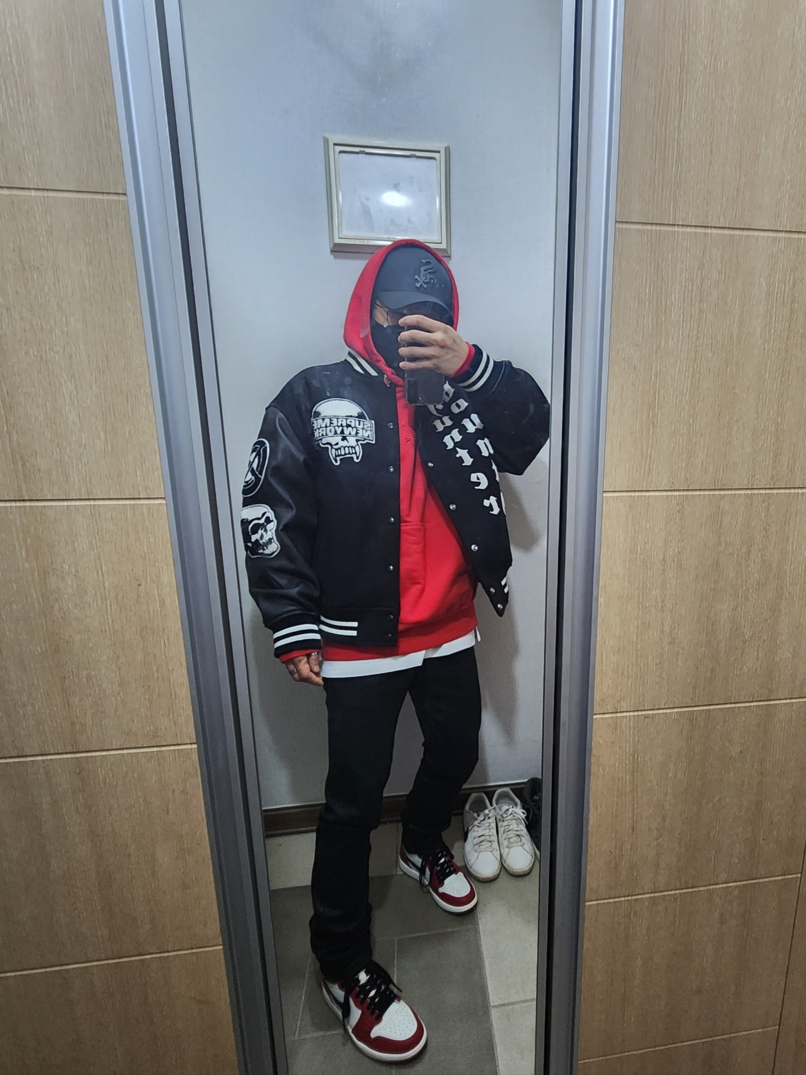 Supreme x Bounty Hunter Varsity Jacket Black - 23FW, Jordan 1 Retro High OG Chicago 2022 착용 스타일