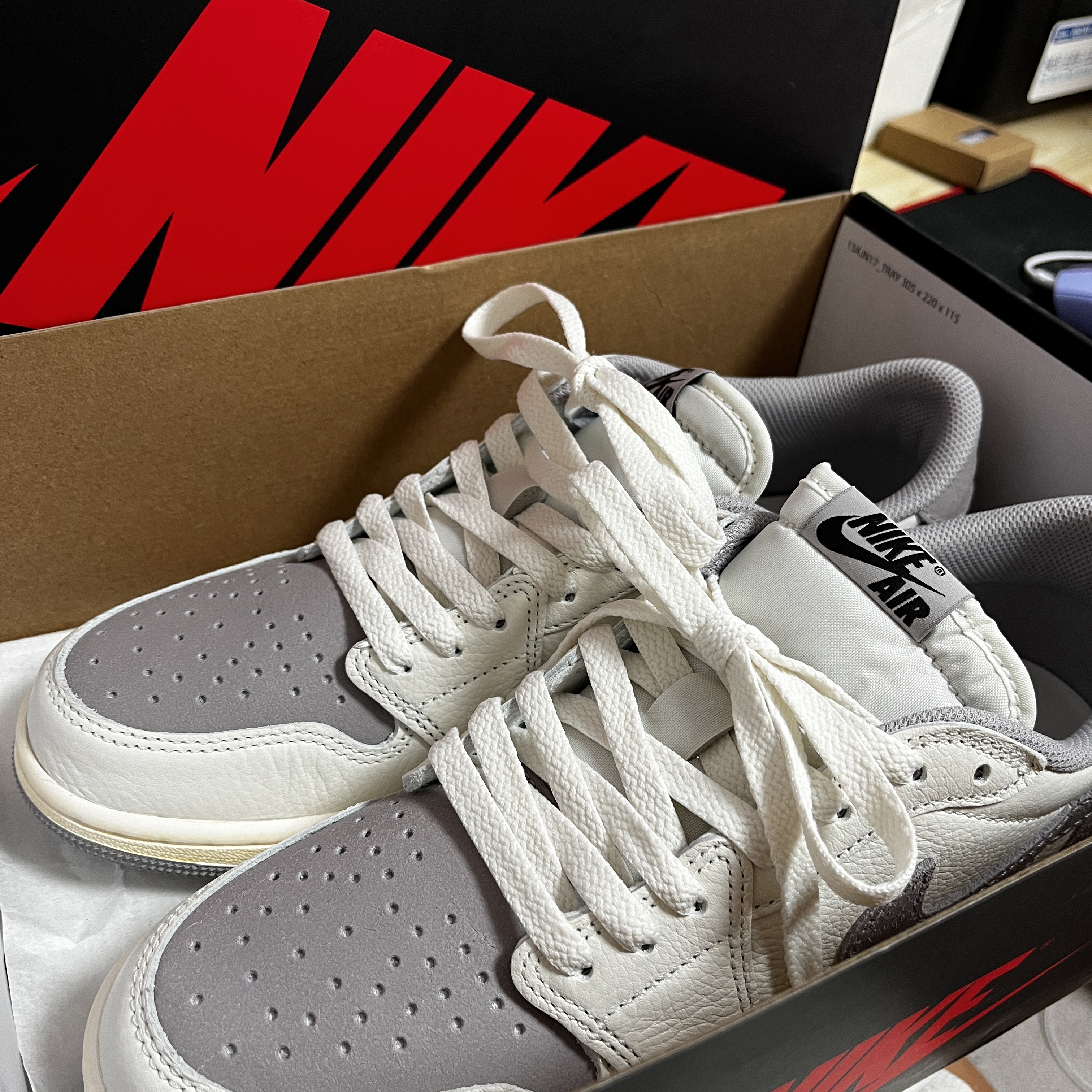Jordan 1 Retro Low OG Atmosphere Grey 착용 스타일 - 1