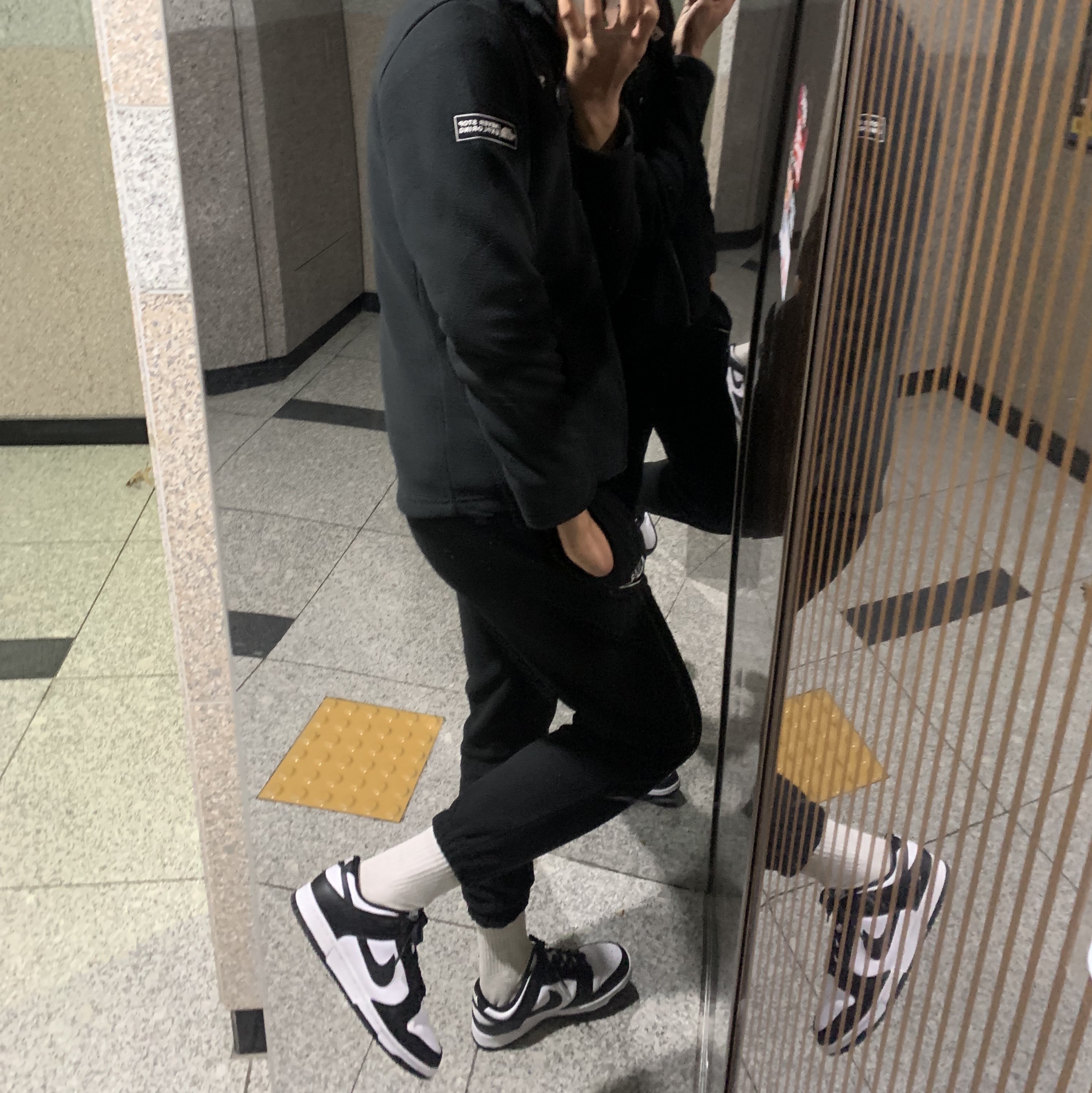 Nike Dunk Low Retro Black, The North Face White Label Rimo Fleece Jacket Black 착용 스타일