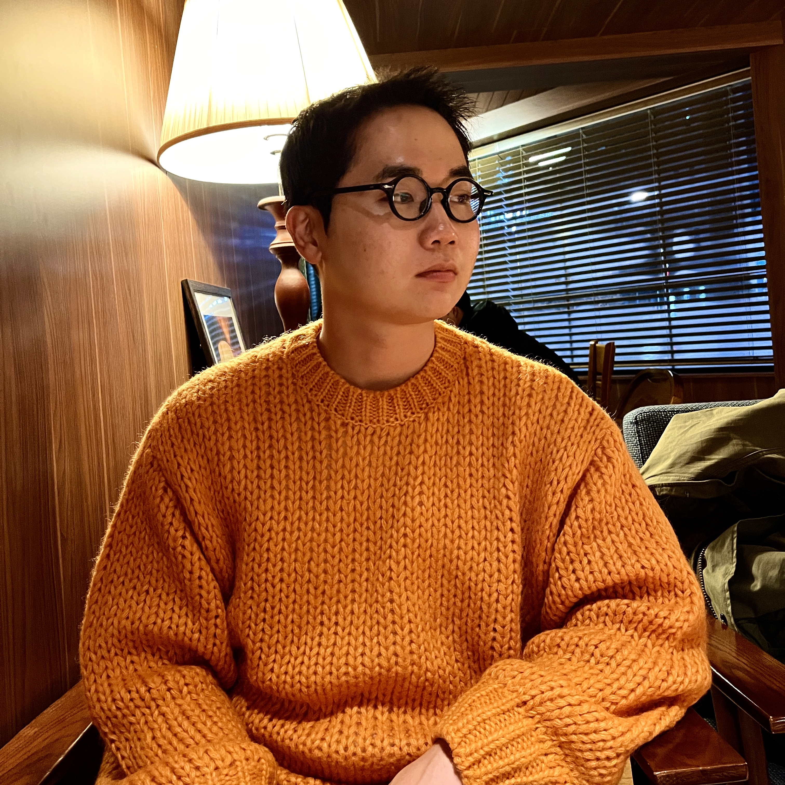 [KREAM 단독] STU Cable Sweater Orange 착용 스타일 - 3