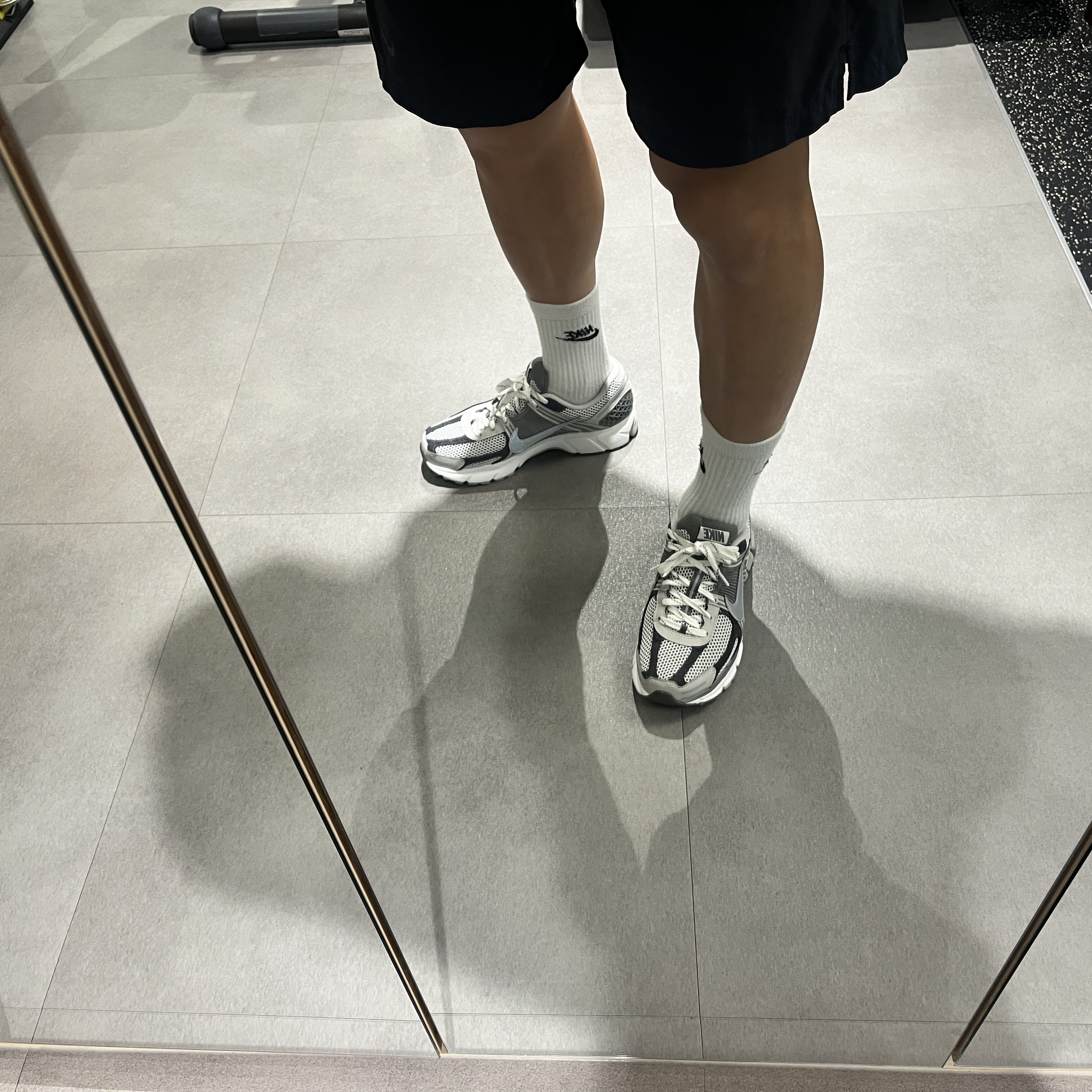 Nike Zoom Vomero 5 PRM Light Iron Ore and Flat Fewter 착용 스타일