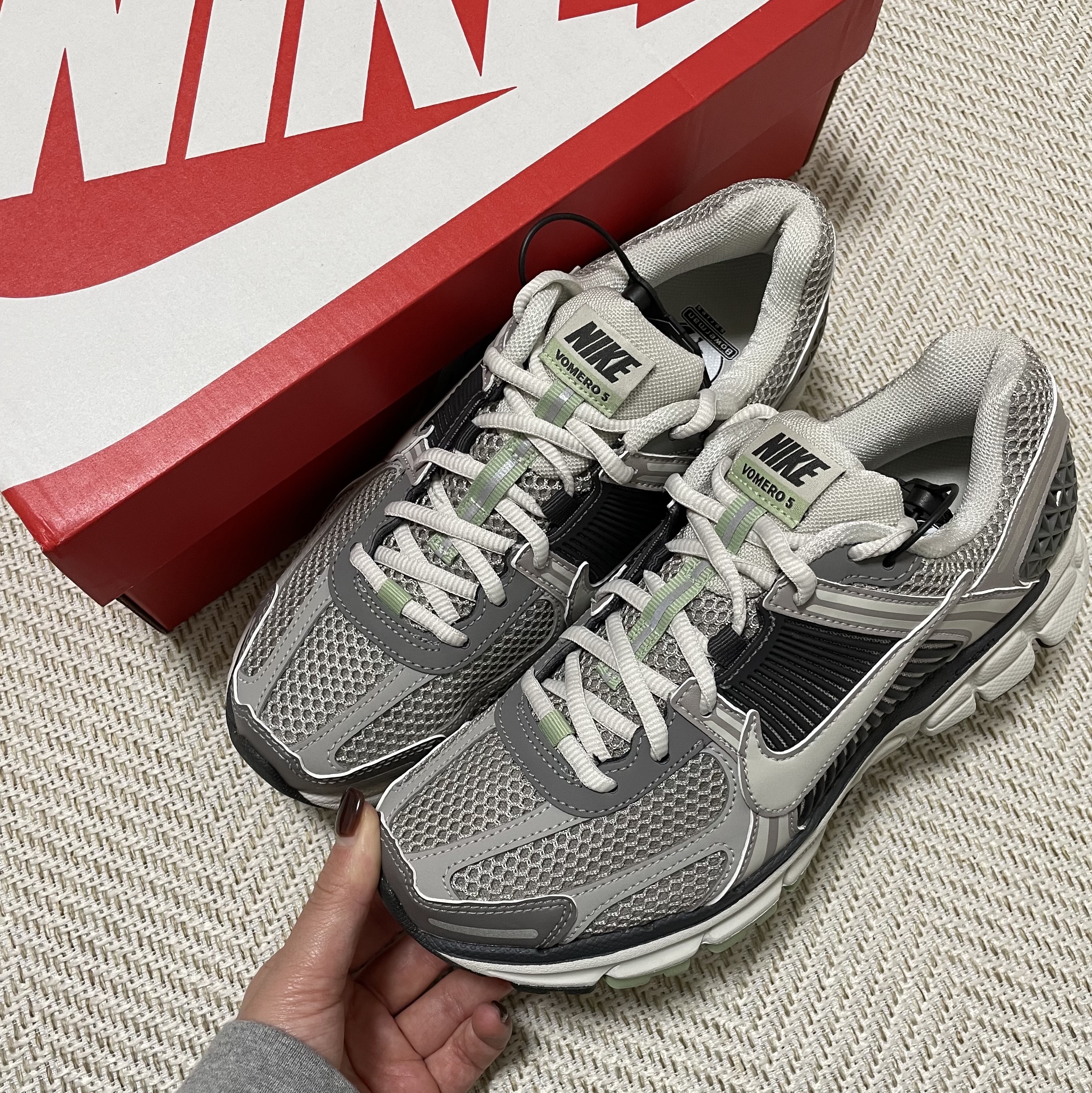(W) Nike Zoom Vomero 5 Cobblestone and Flat Pewter 착용 스타일
