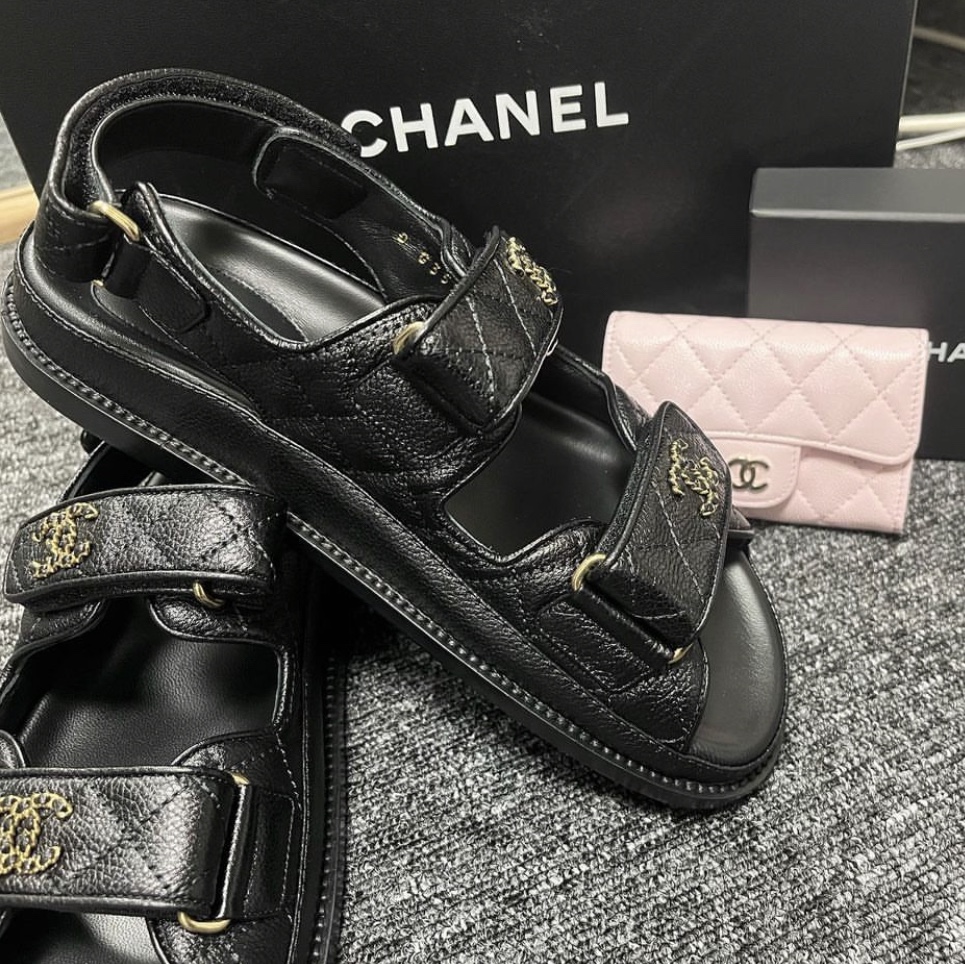(W) Chanel Sandals Grained Calfskin & Black 착용 스타일