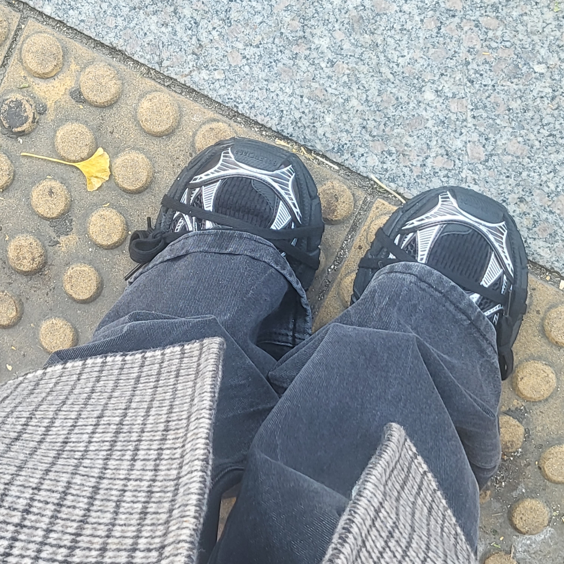 (W) Balenciaga 3XL Sneakers Black 착용 스타일 - 2