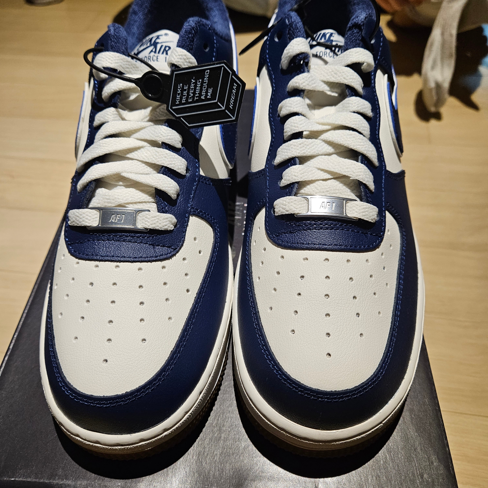 Nike Air Force 1 '07 LV8 Midnight Navy 착용 스타일 - 2