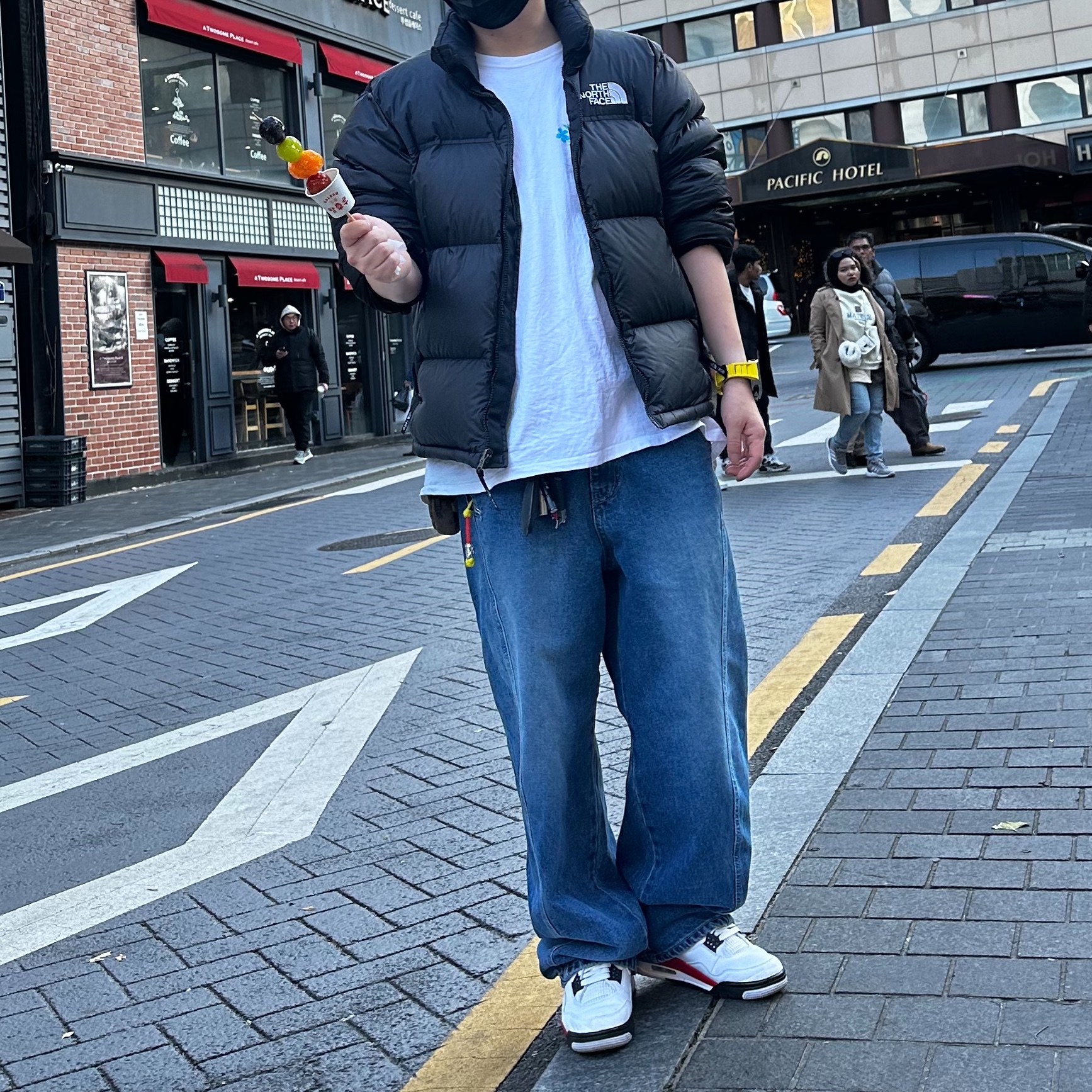 The North Face 1996 Eco Nuptse Jacket Black, Stussy Skull Crest T-Shirt White 착용 스타일 - 2