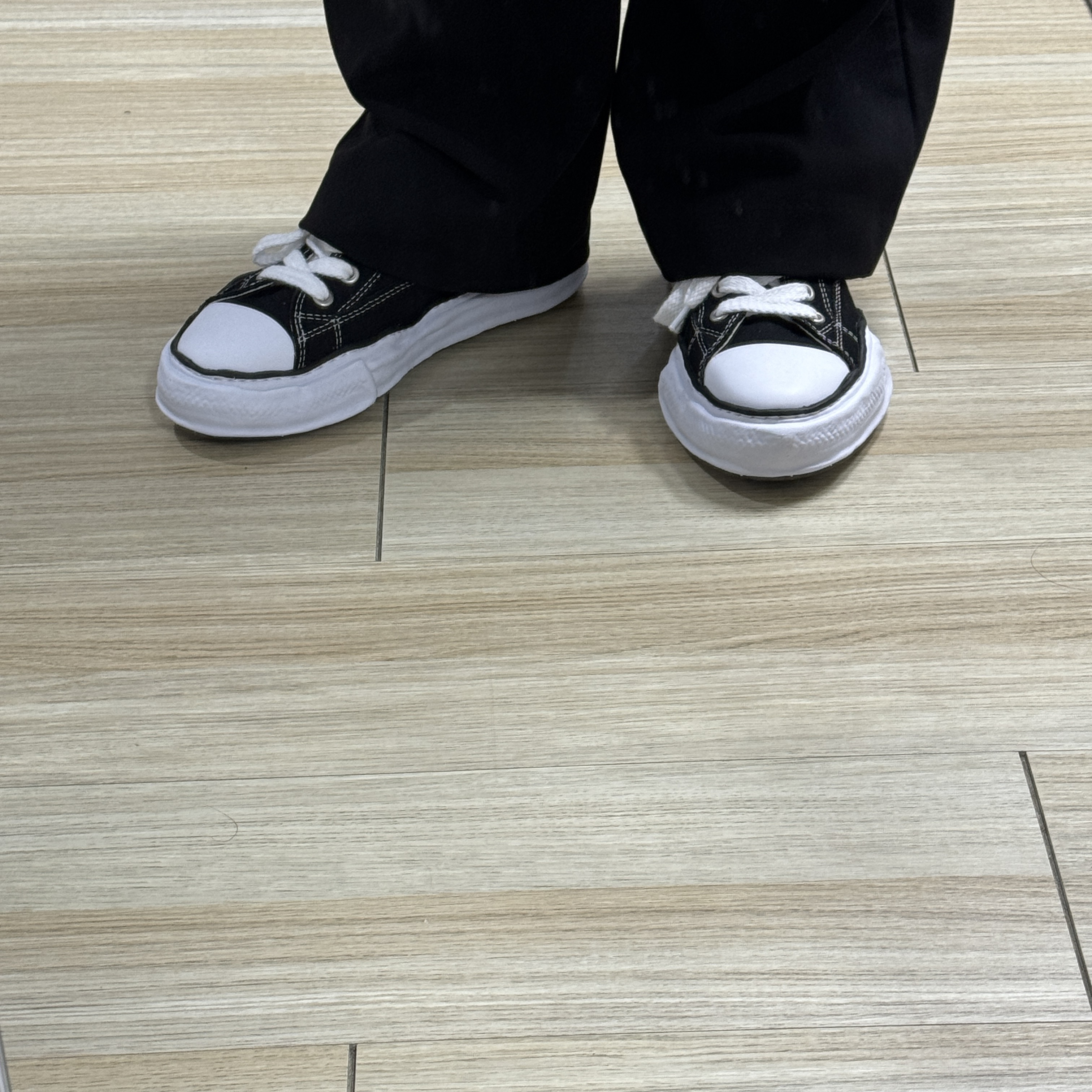 Maison Mihara Yasuhiro Peterson OG Sole Canvas Low Sneakers Black 착용 스타일 - 5