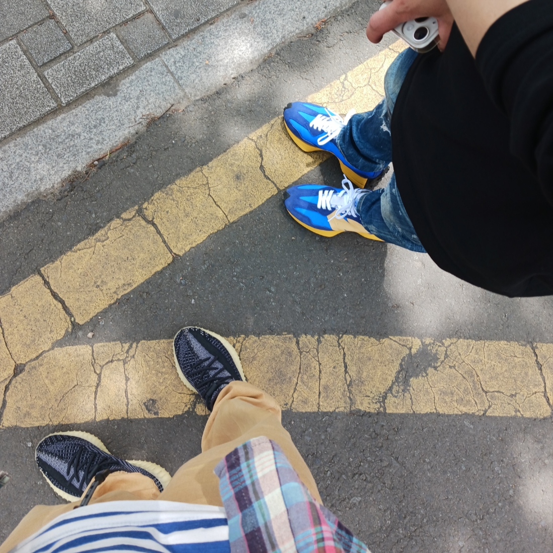 New Balance 327 Grey, Nike x Stussy Air Huarache LE Desert Oak 착용 스타일 - 2