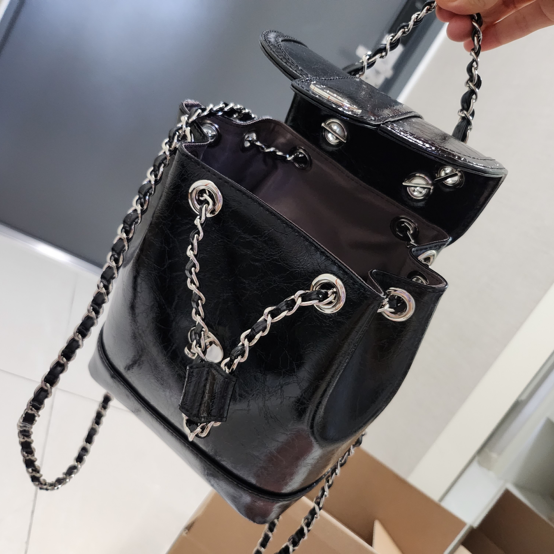 Cardinal Red Hawoo-A Bag Black 착용 스타일 - 2