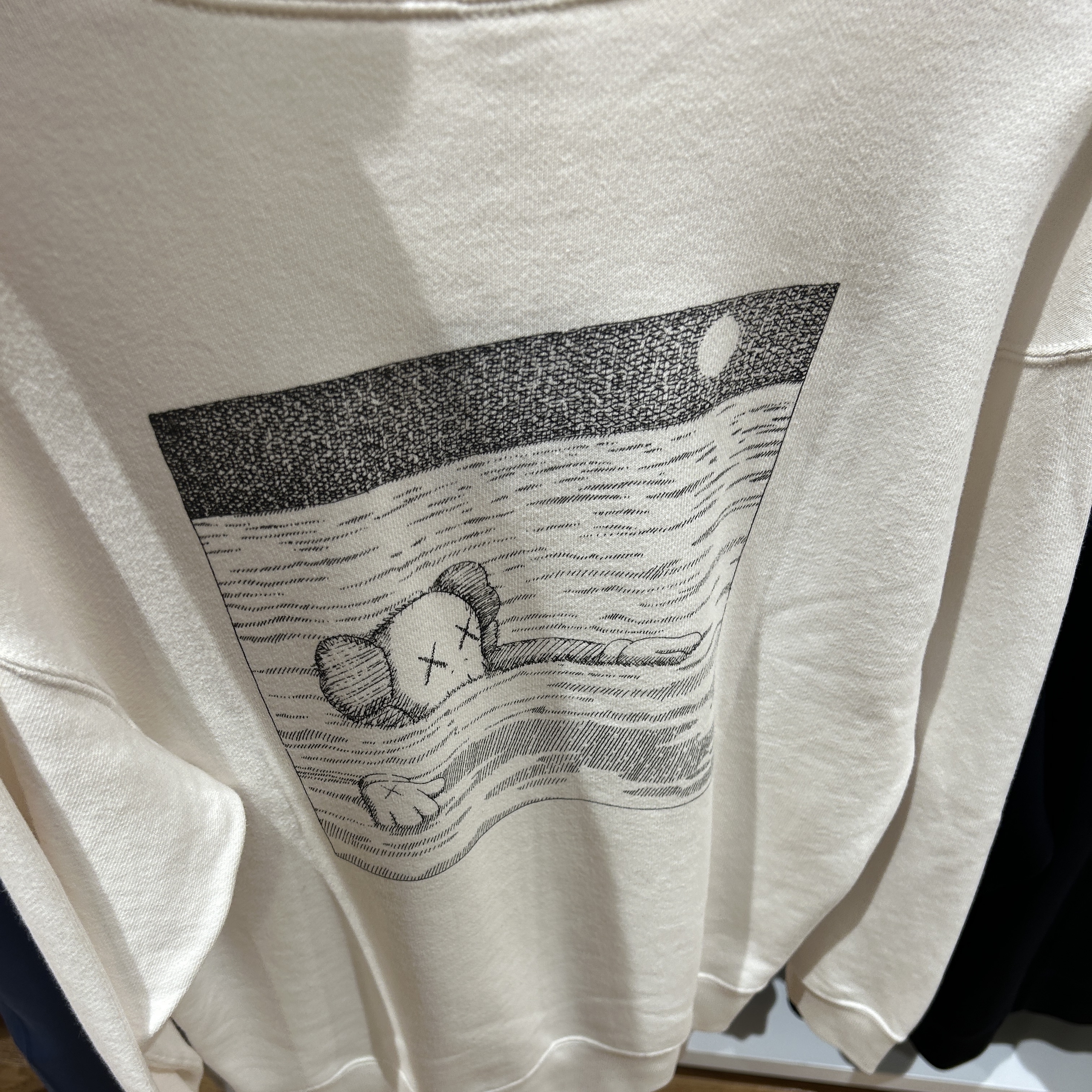 Uniqlo UT x Kaws Long Sleeve Sweatshirt Black, Uniqlo UT x Kaws Long Sleeve Sweatshirt Off White 착용 스타일 - 2
