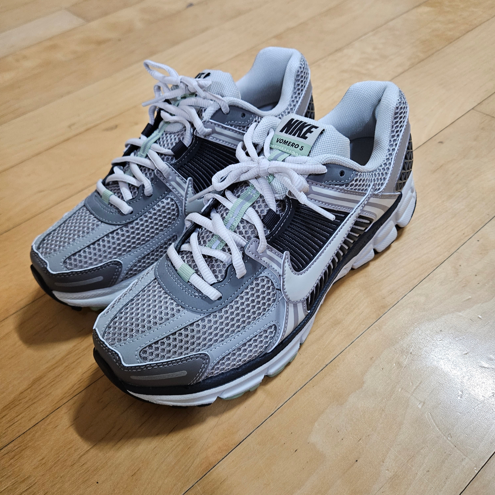 (W) Nike Zoom Vomero 5 Cobblestone and Flat Pewter 착용 스타일 - 2